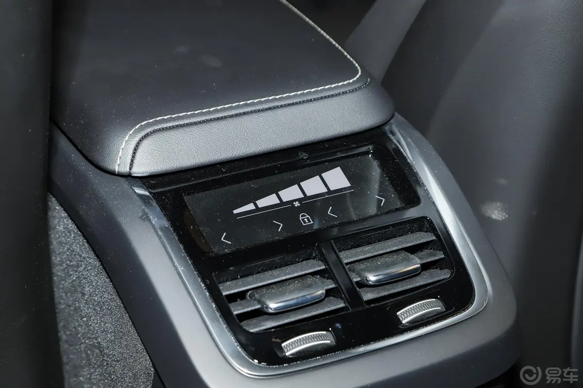 沃尔沃V60B5 自动智雅运动版后排空调控制键