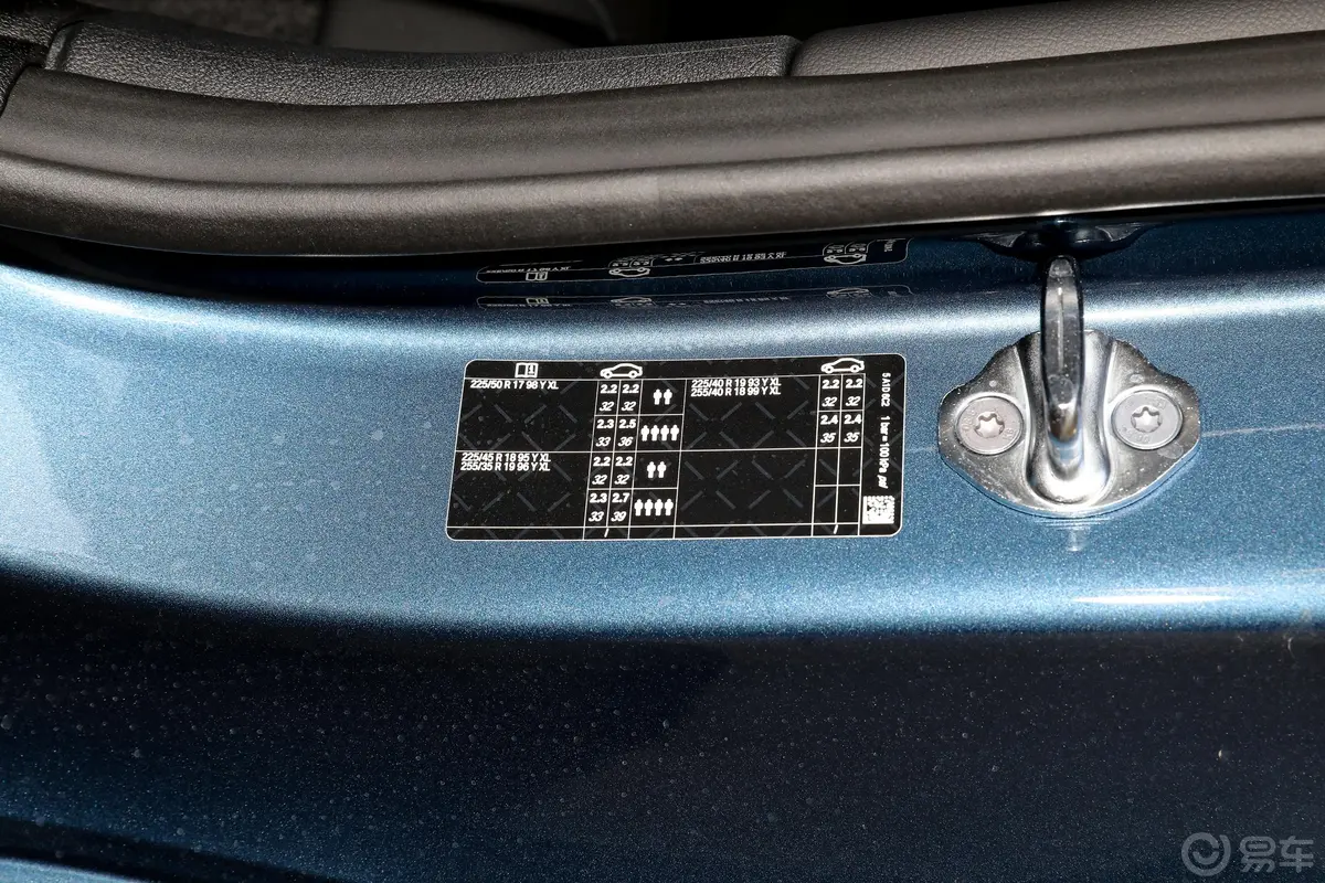 宝马4系双门轿跑车 425i M运动套装胎压信息铭牌