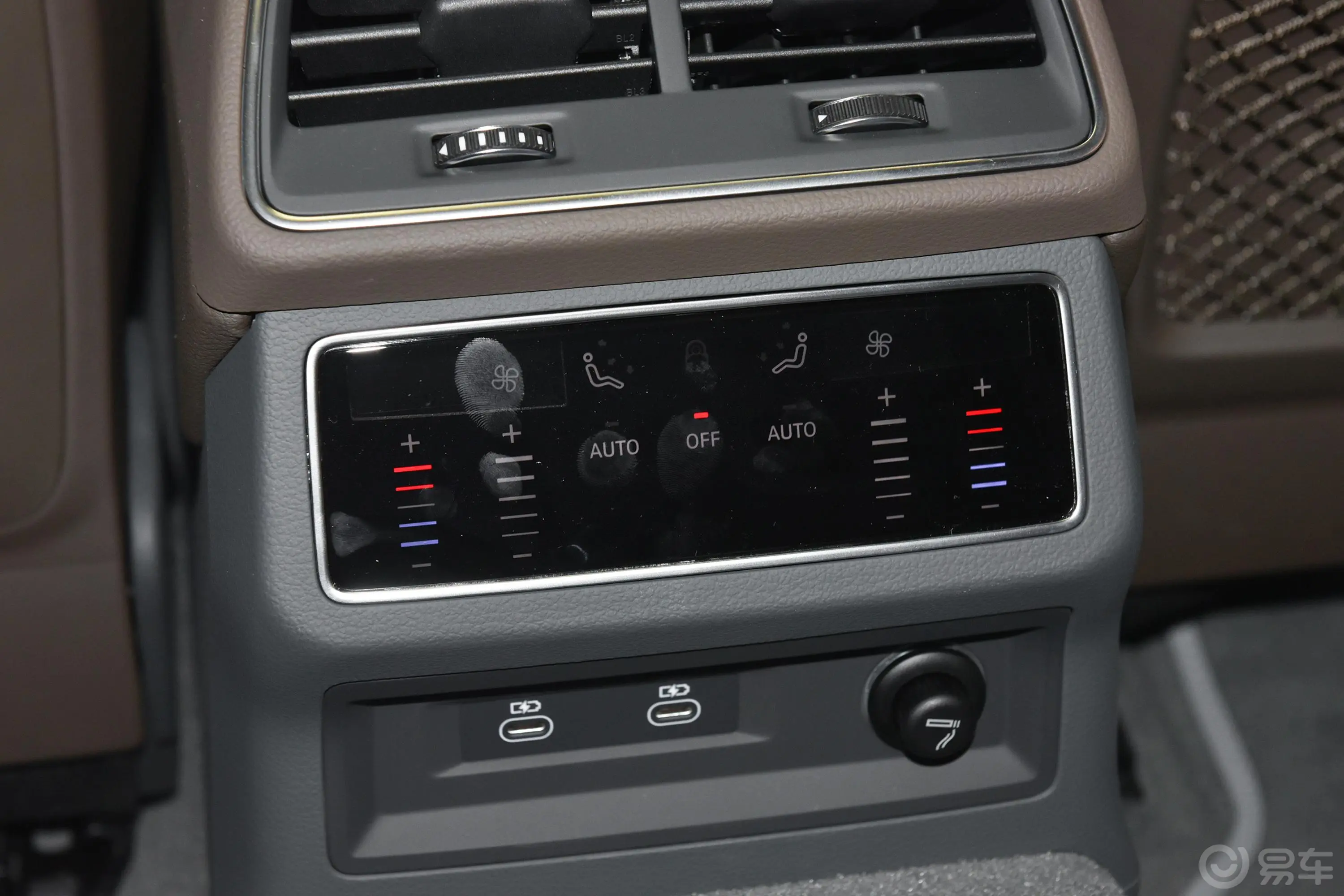 奥迪A7L45 TFSI quattro S-line 风骑士版后排空调控制键