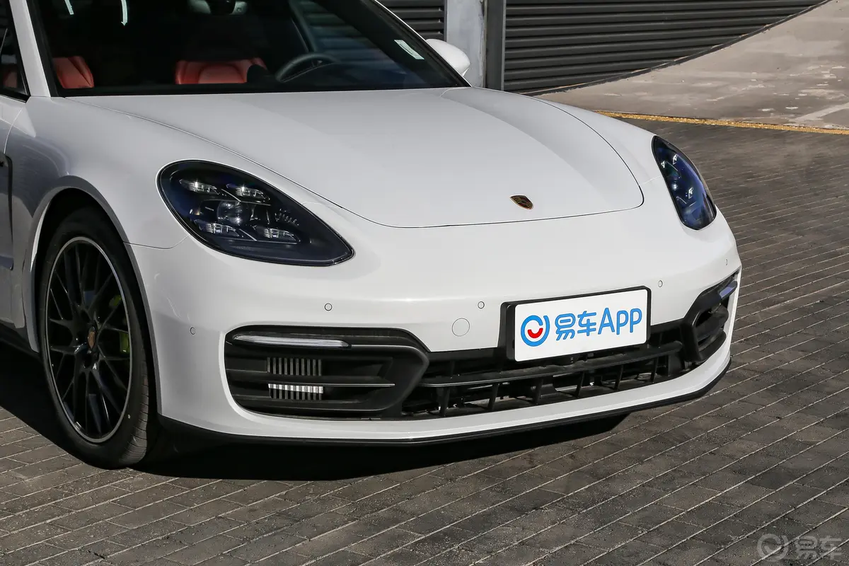 Panamera E-Hybrid改款 Panamera 4 铂金版 2.9T前格栅侧俯拍