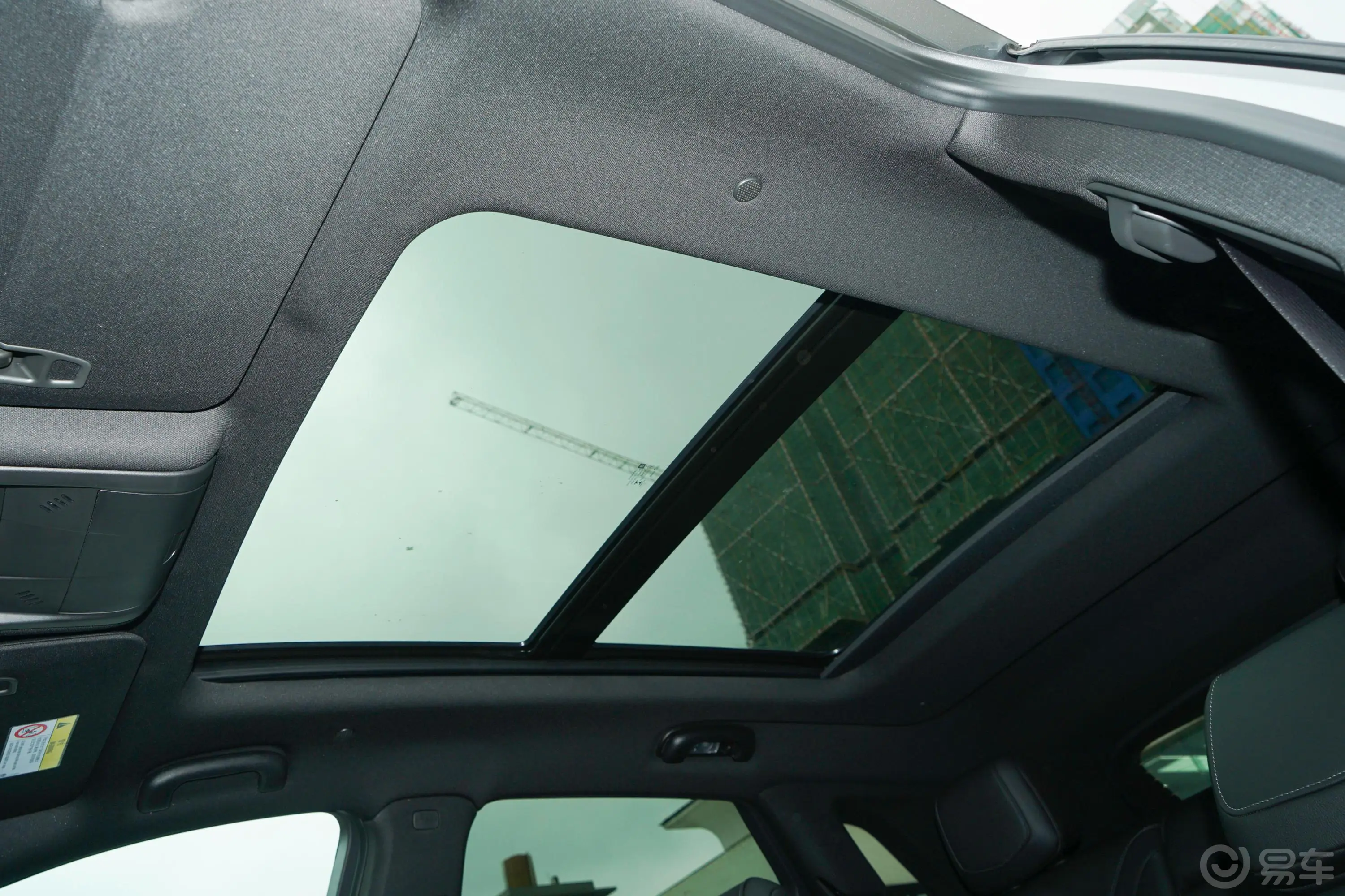 凯迪拉克XT5轻混 2.0T 两驱风尚型天窗内拍关闭