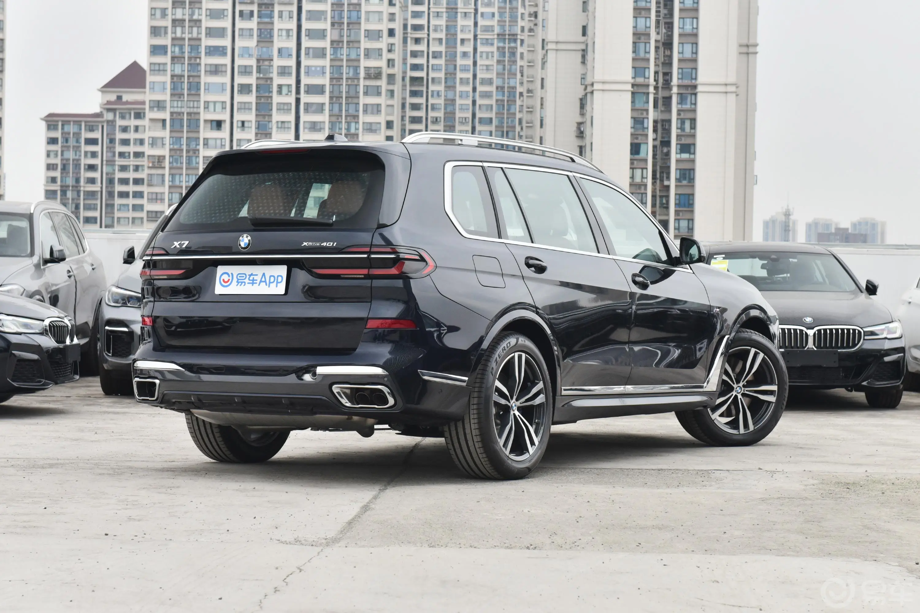 宝马X7xDrive40i 尊享型 M运动套装侧后45度车头向右水平