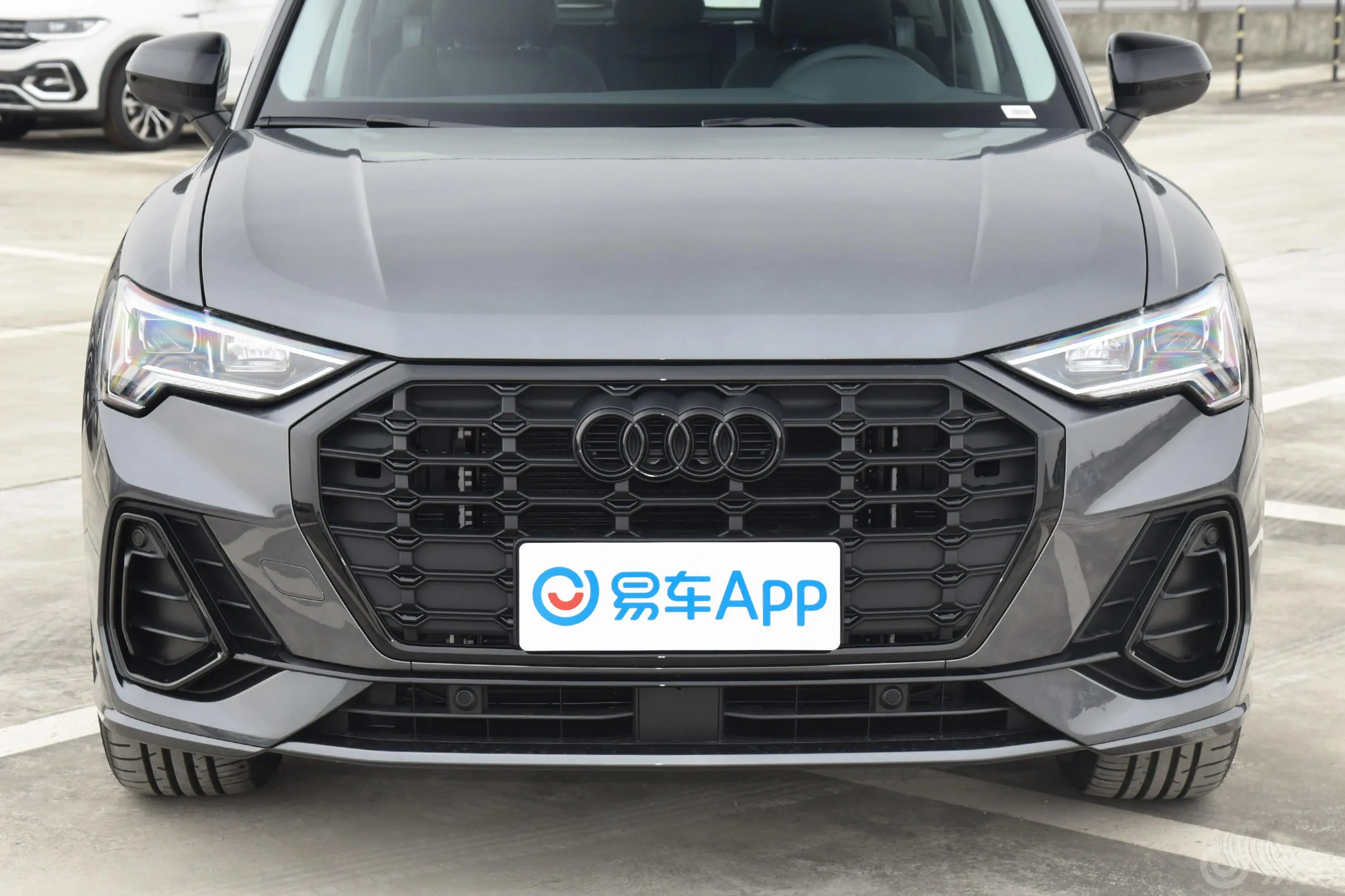 奥迪Q340 TFSI 时尚动感型前格栅侧俯拍