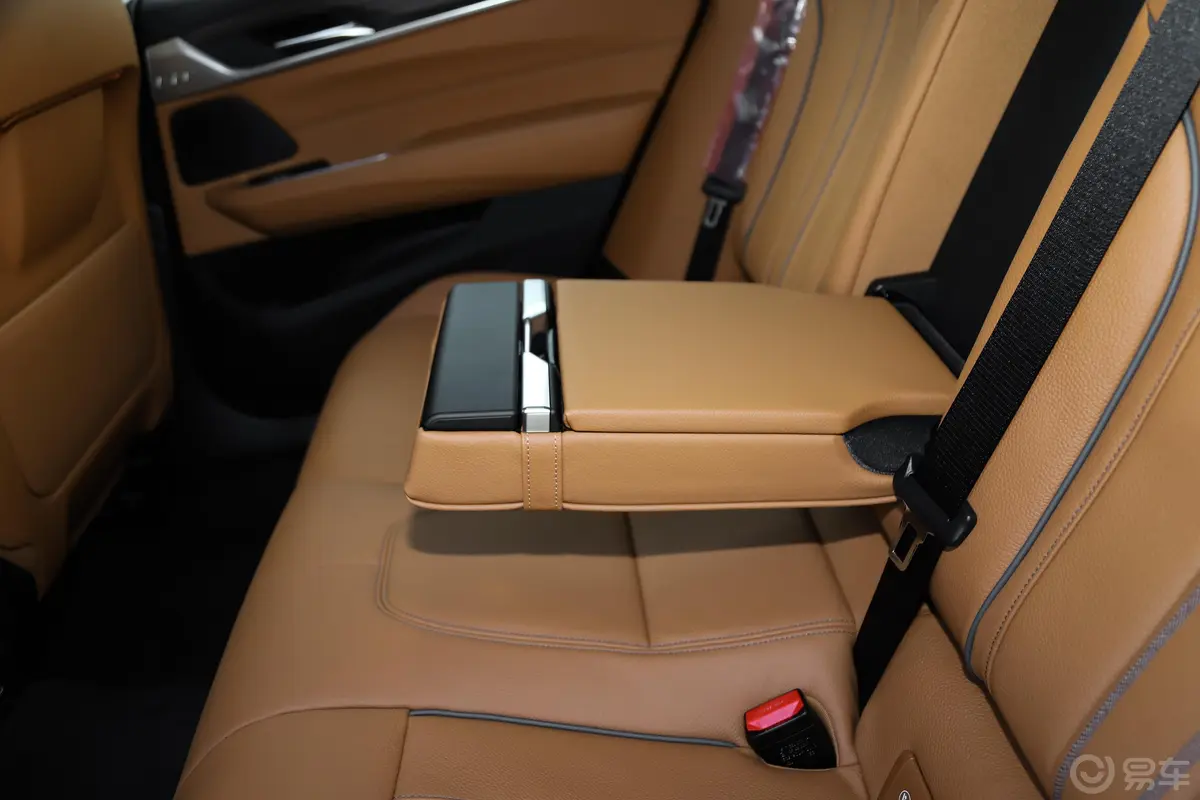 宝马6系GT630i 豪华设计套装后排中央扶手