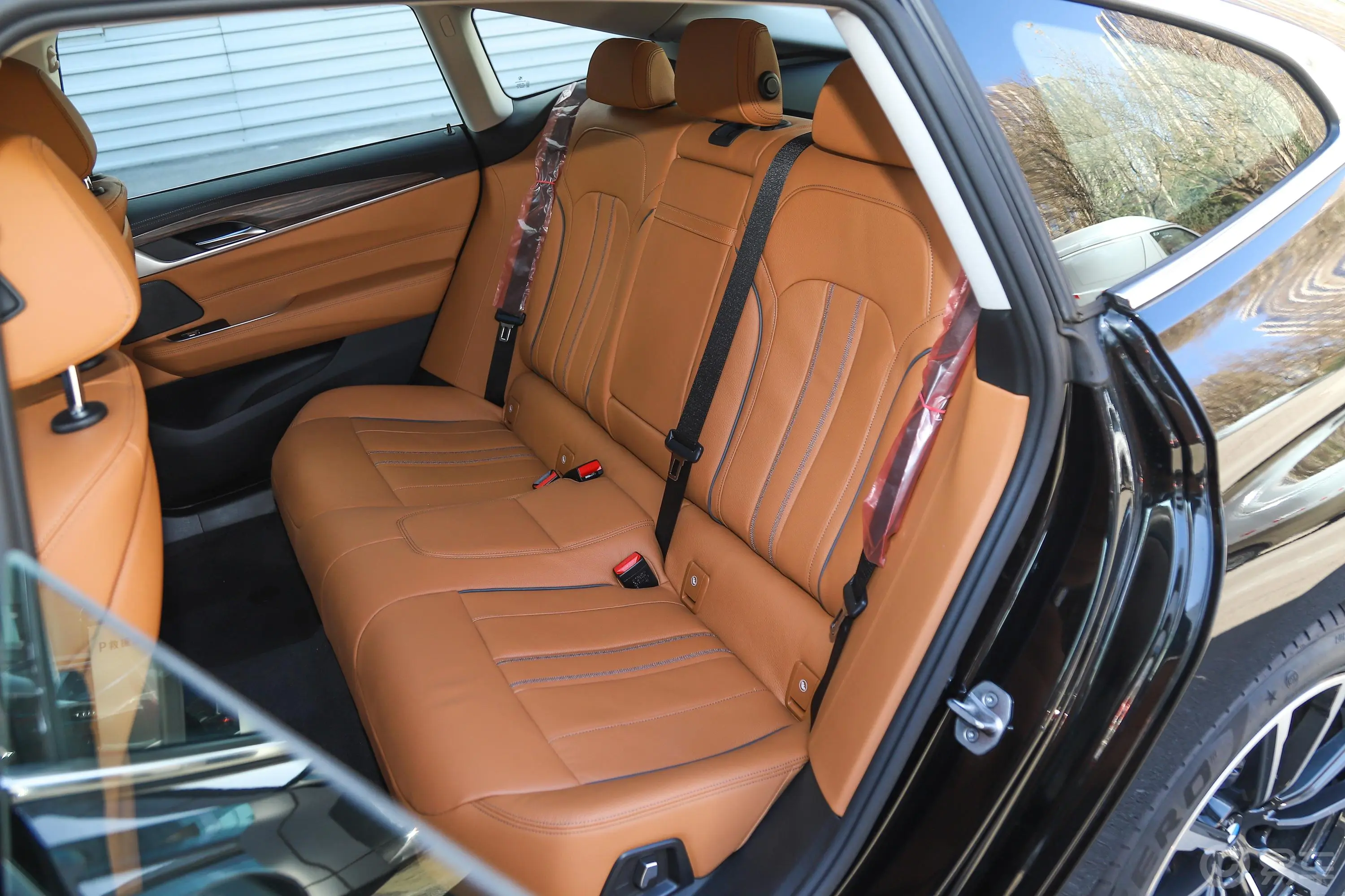 宝马6系GT630i 豪华设计套装后备箱内座椅放倒按钮