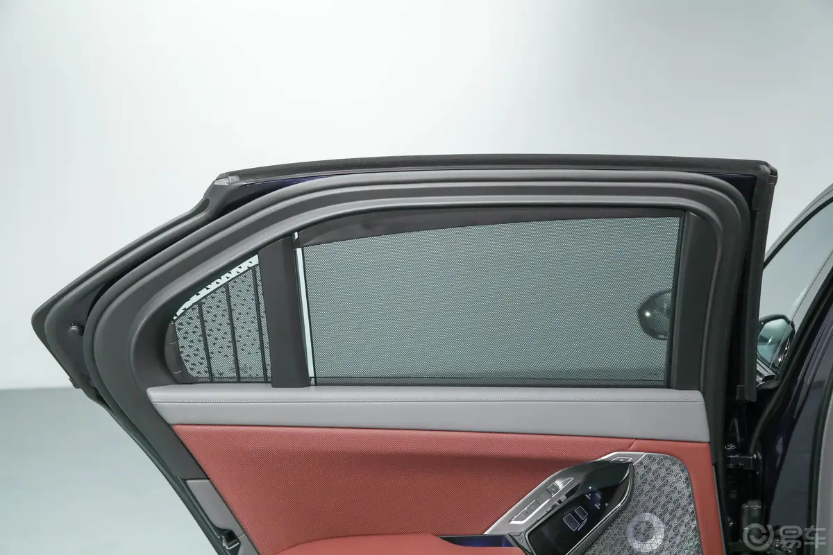 宝马i7xDrive60L M运动套装后排侧窗遮阳帘