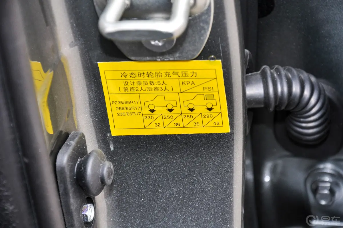 黄海·蛟龙2.8T 两驱超值型 柴油胎压信息铭牌