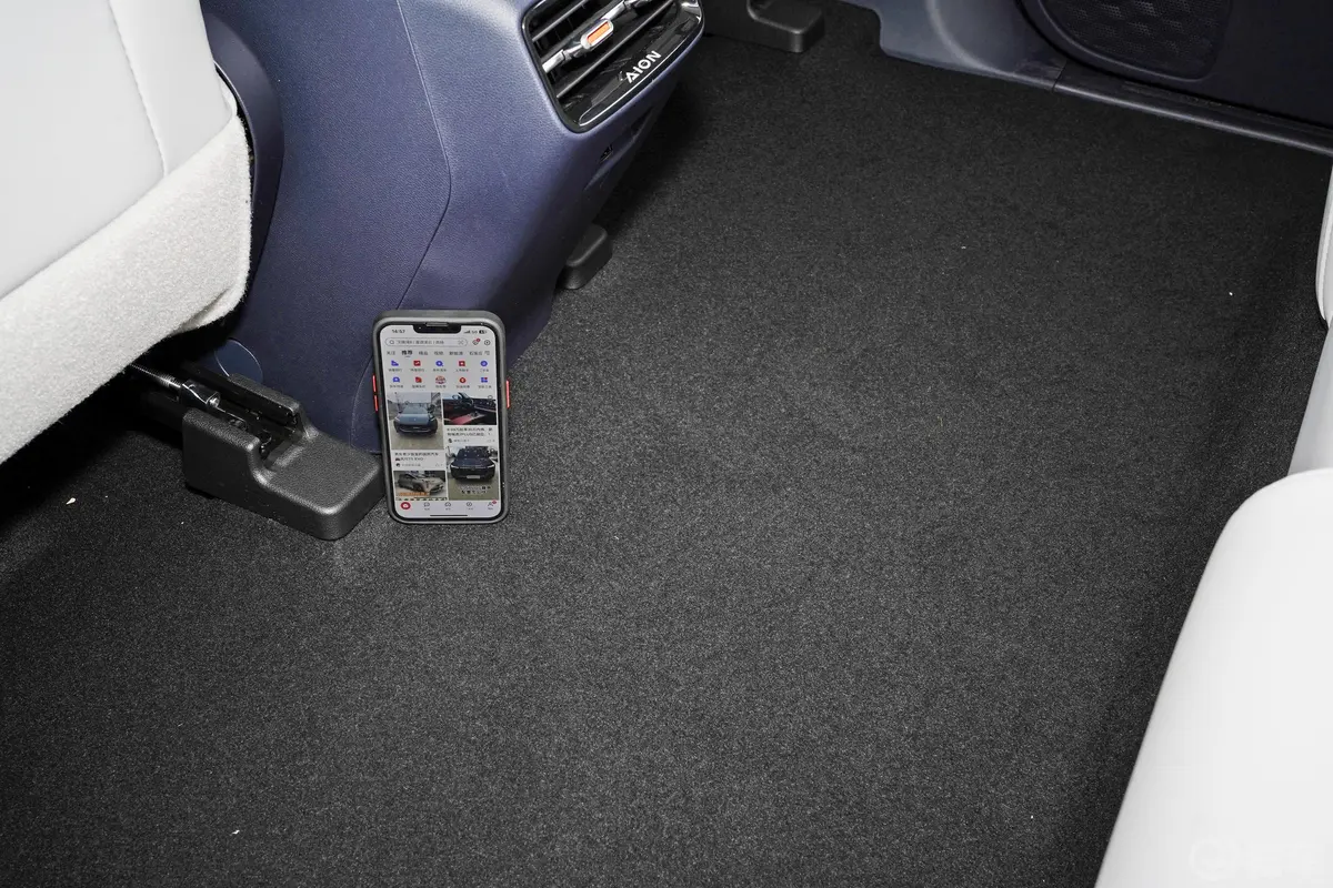 AION YPlus 610km 80 智领版后排地板中间位置