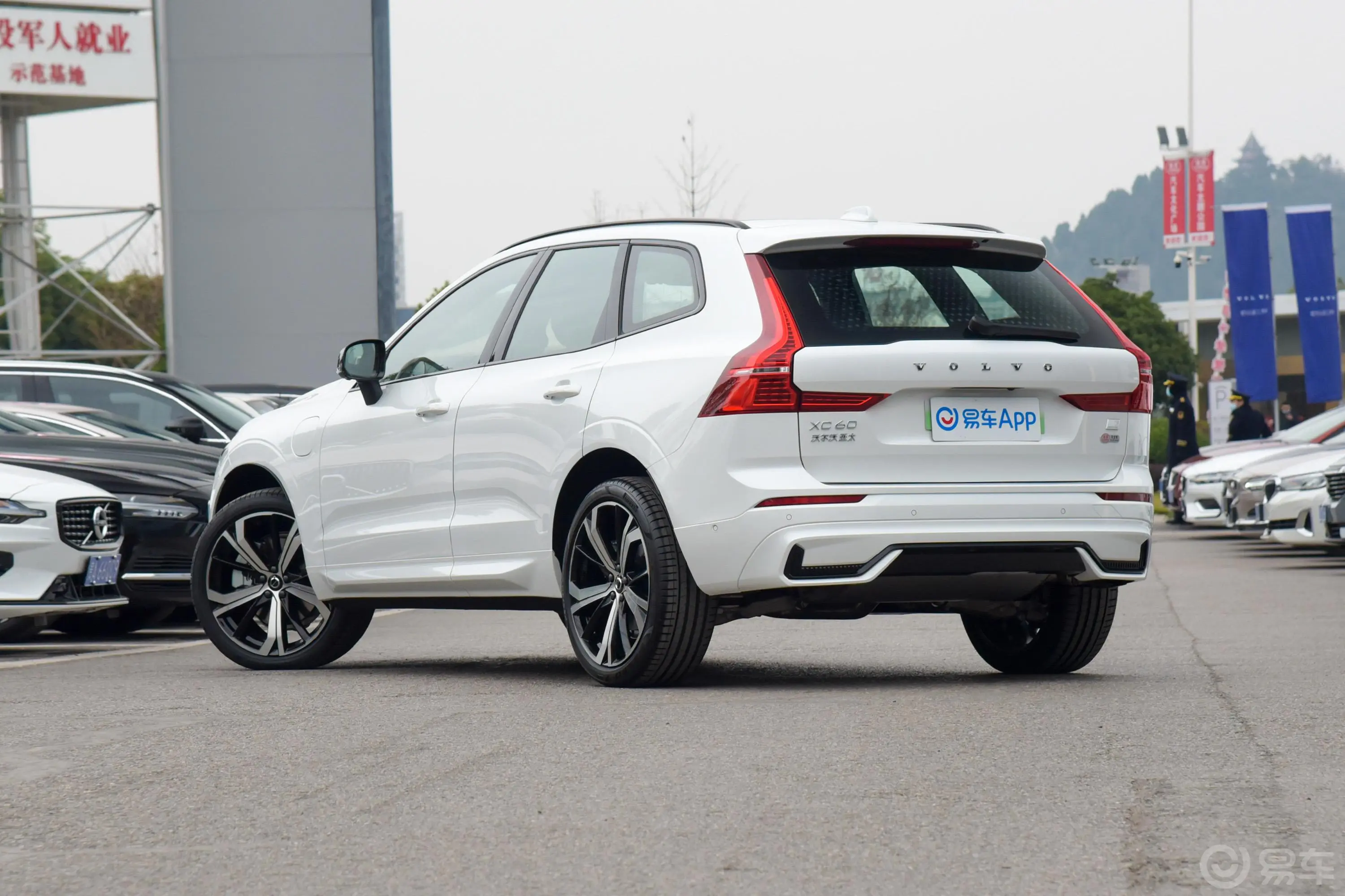 沃尔沃XC60 RECHARGET8 长续航 智远运动版侧后45度车头向左水平