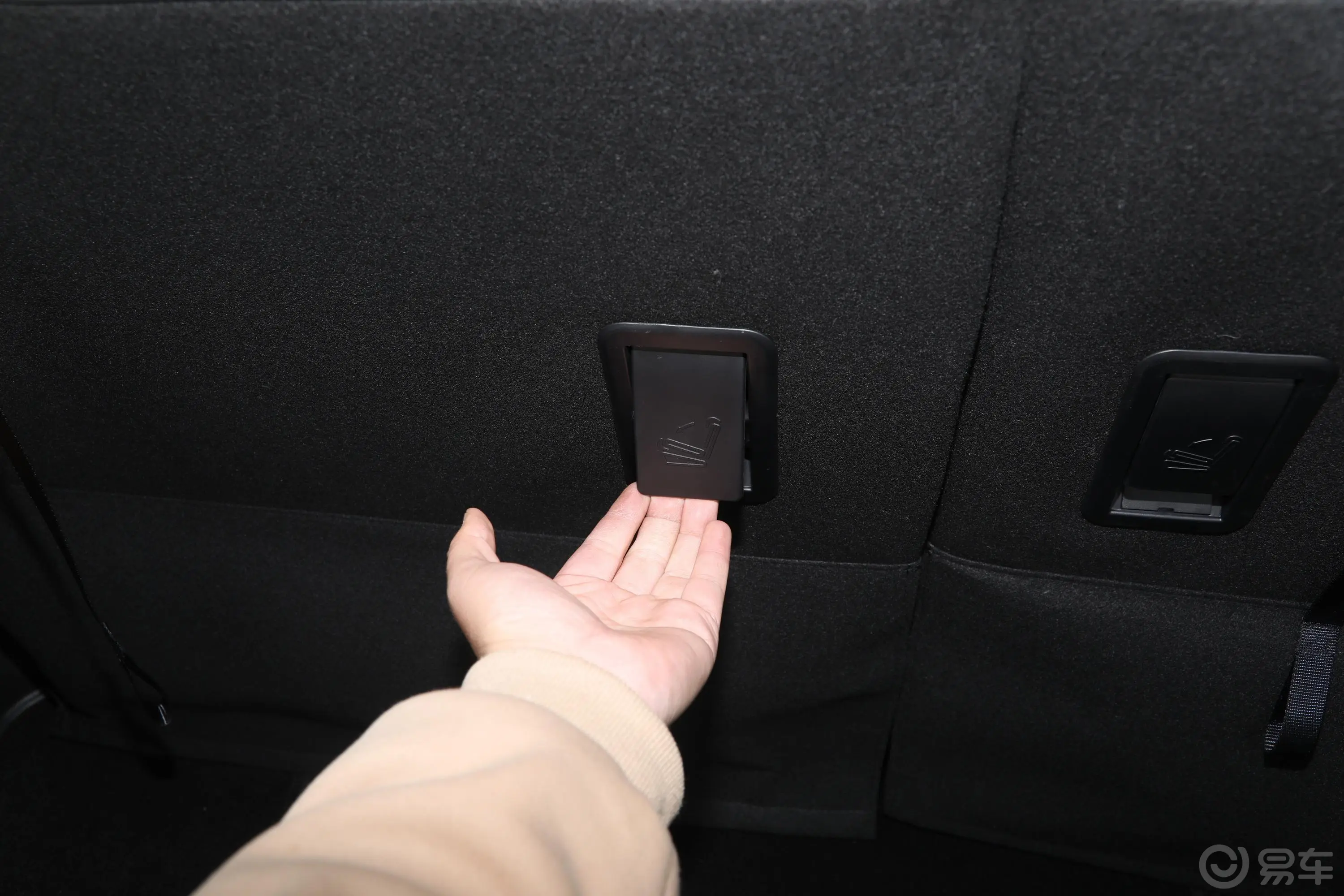 风行SX61.6L 手动质享型后备箱内座椅放倒按钮
