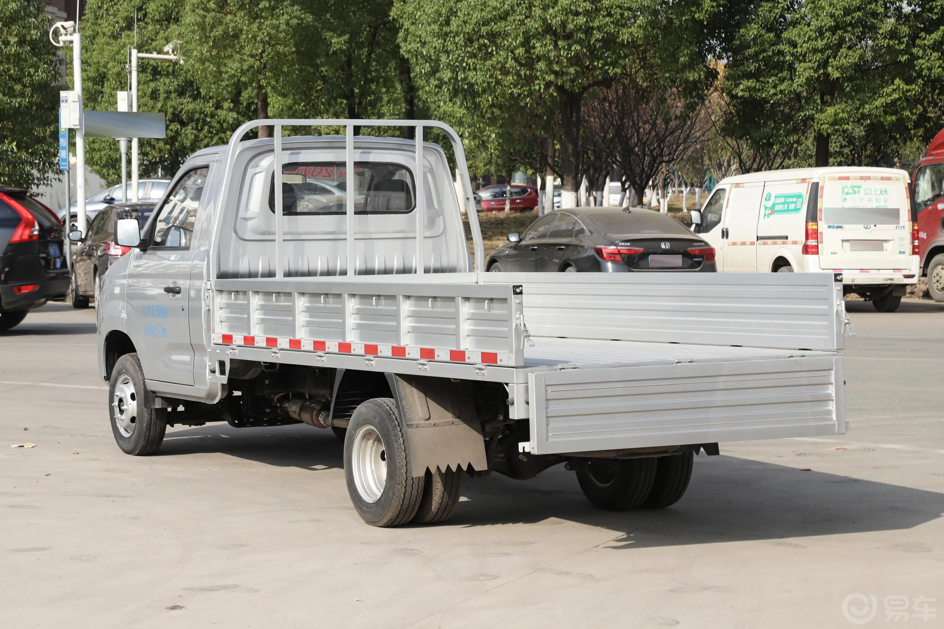 东风小康D711.6L 栏板车LV0 汽油后备厢开启45度侧拍