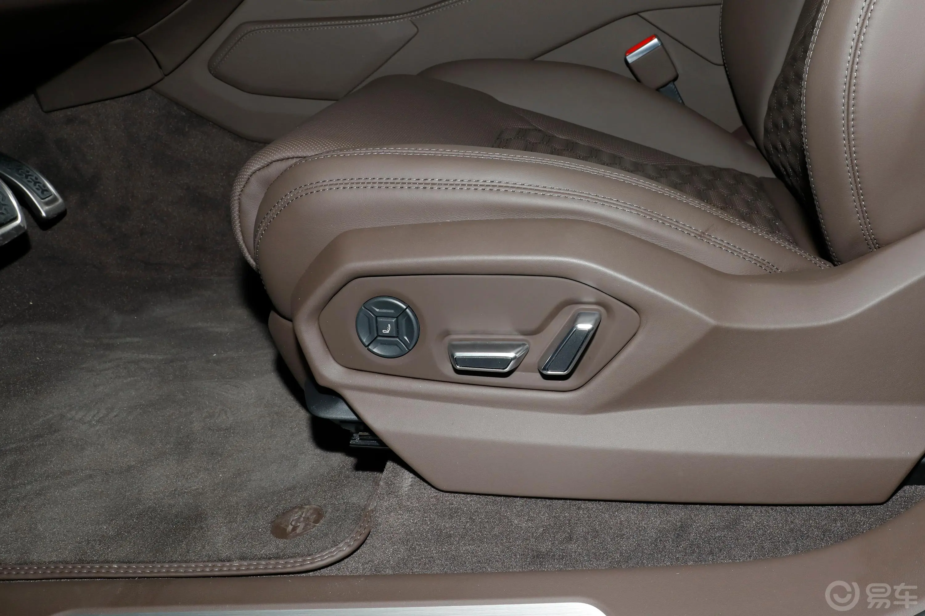 Urus4.0T V8 S主驾座椅调节