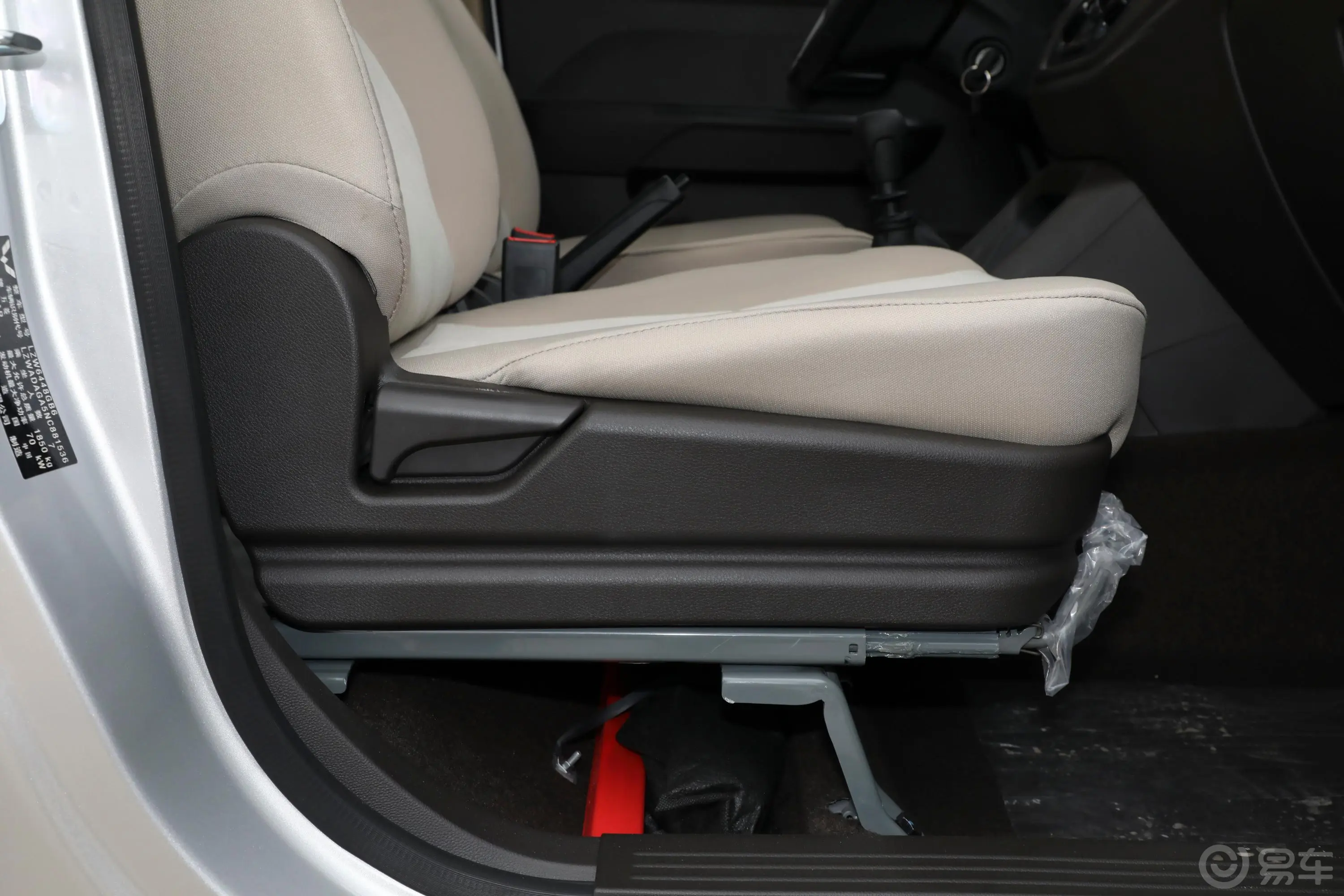 五菱宏光V1.5L 劲享版电动助力 7座副驾座椅调节
