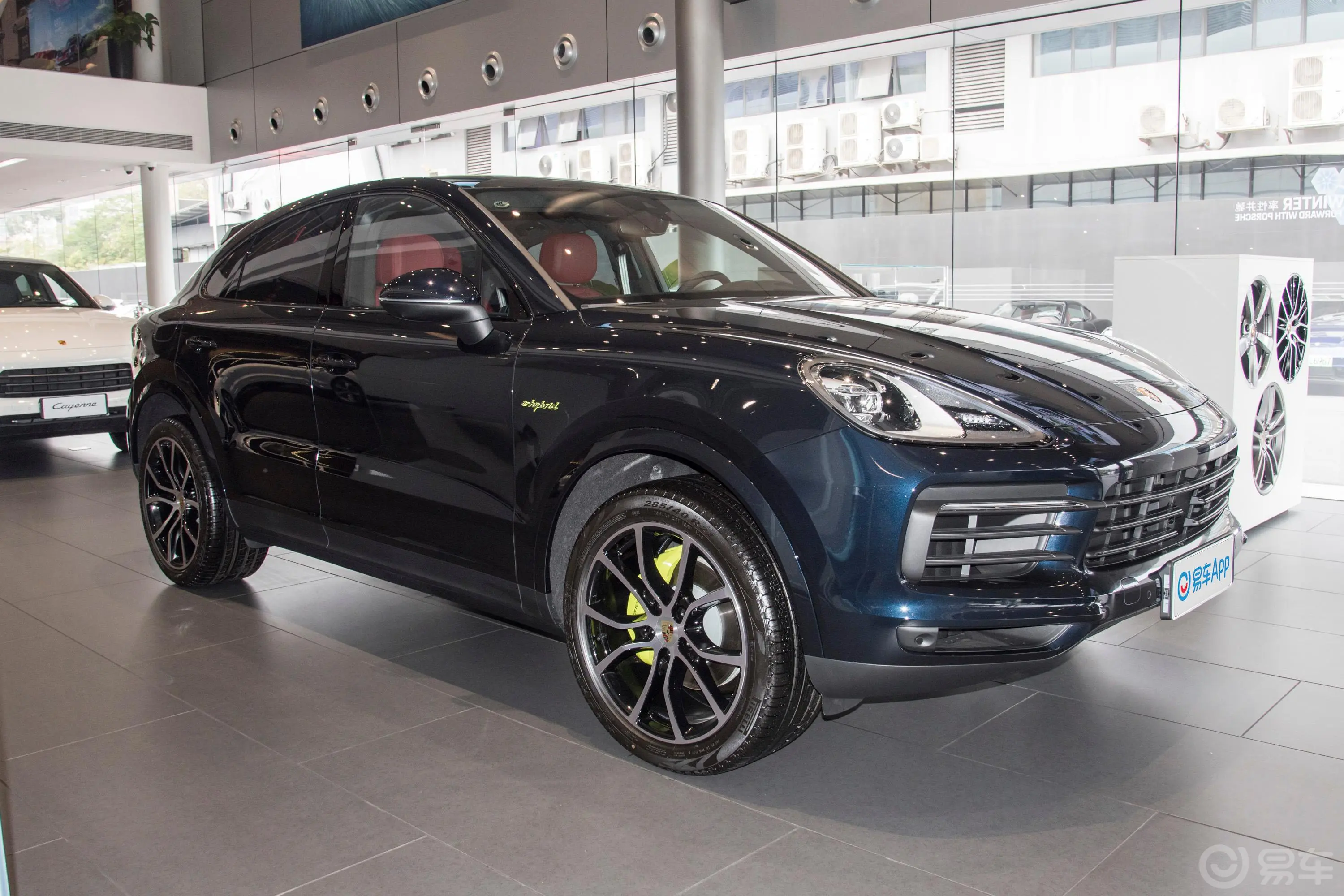 Cayenne E-HybridCayenne Coupé 2.0T 铂金版正侧车头向右水平