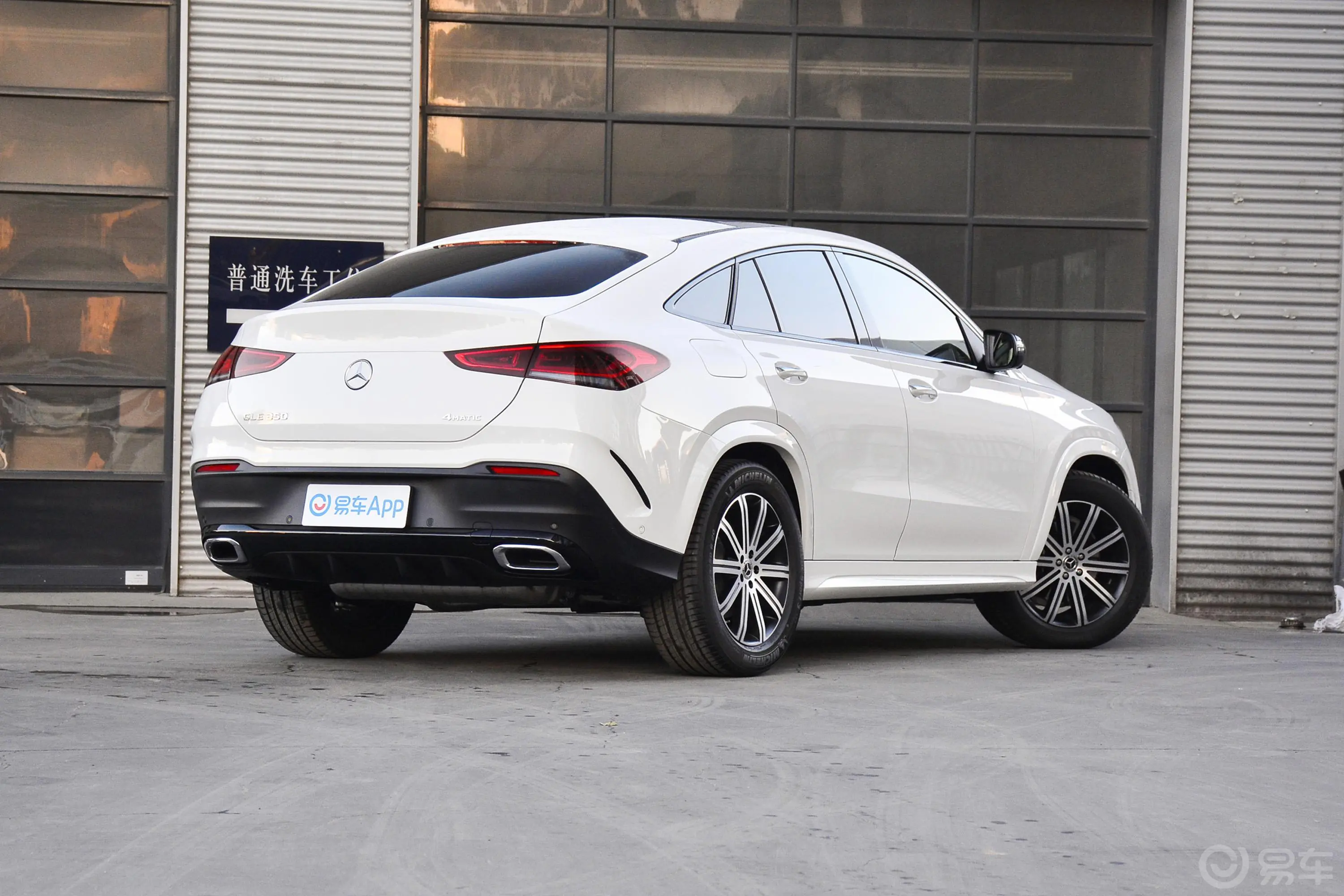 奔驰GLE轿跑GLE 350 4MATIC 轿跑SUV 豪华型侧后45度车头向右水平