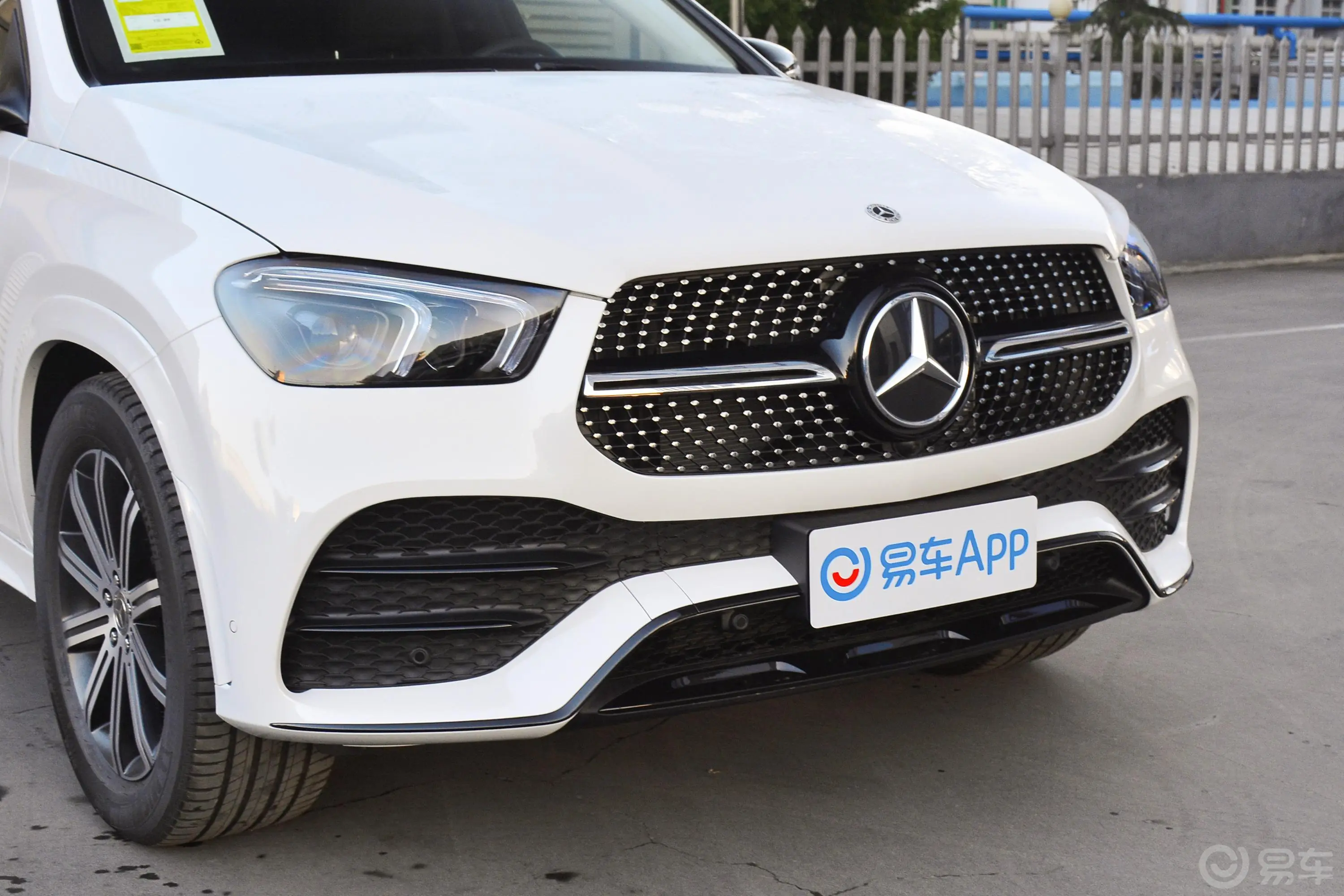 奔驰GLE轿跑GLE 350 4MATIC 轿跑SUV 豪华型前格栅侧俯拍