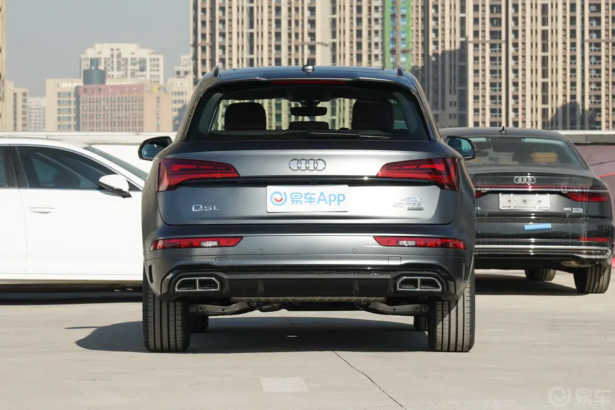 奥迪Q5L改款 40 TFSI 豪华动感型正后水平