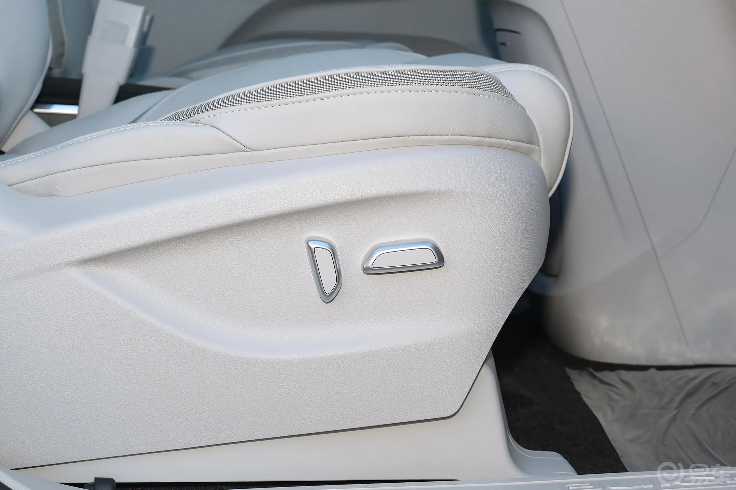别克GL8改款 ES陆尊 2.0T 尊享型-和悦版 7座副驾座椅调节
