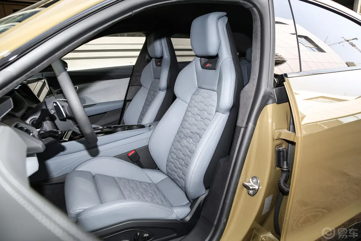 奥迪RS e-tron GT495km驾驶员座椅
