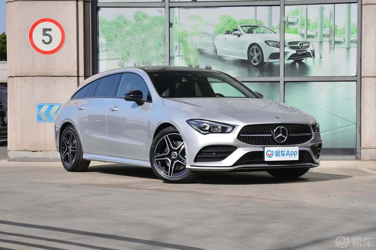 奔驰CLA级CLA 260 4MATIC 五门猎跑车侧前45度车头向右水平