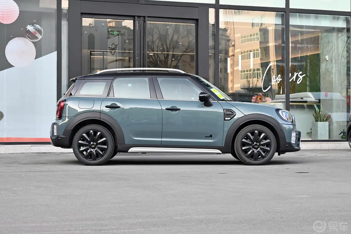 MINI COUNTRYMAN改款 1.5T COOPER ALL4 鉴赏家正侧车头向右水平