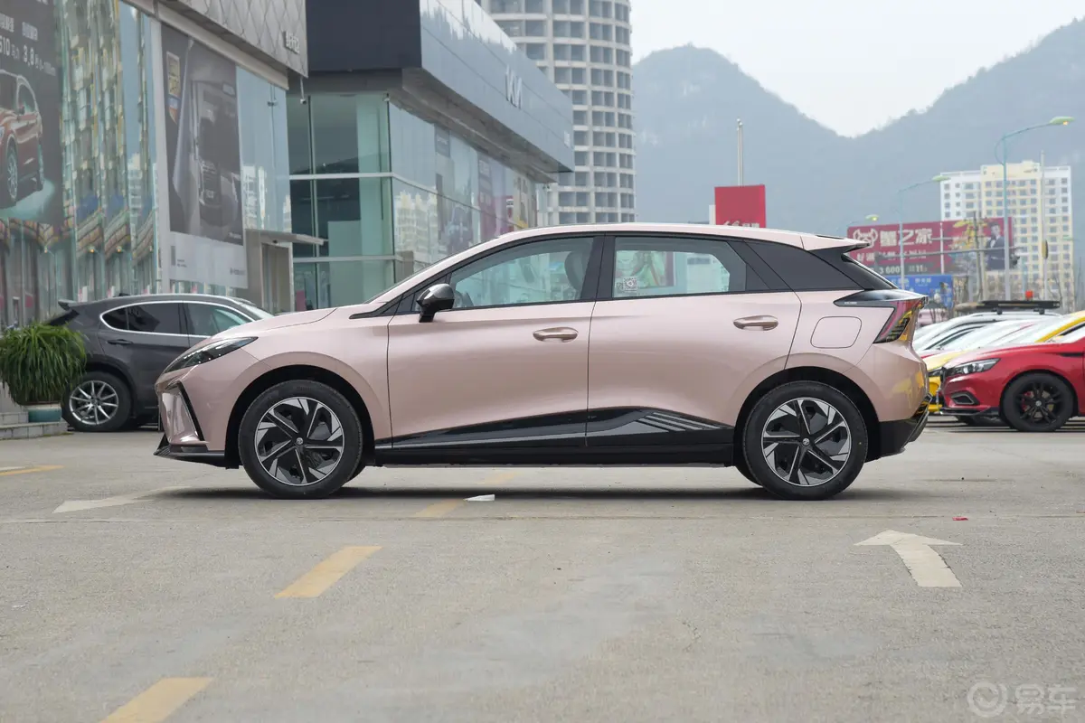 MG4 EV425km 后驱旗舰版正侧车头向左水平