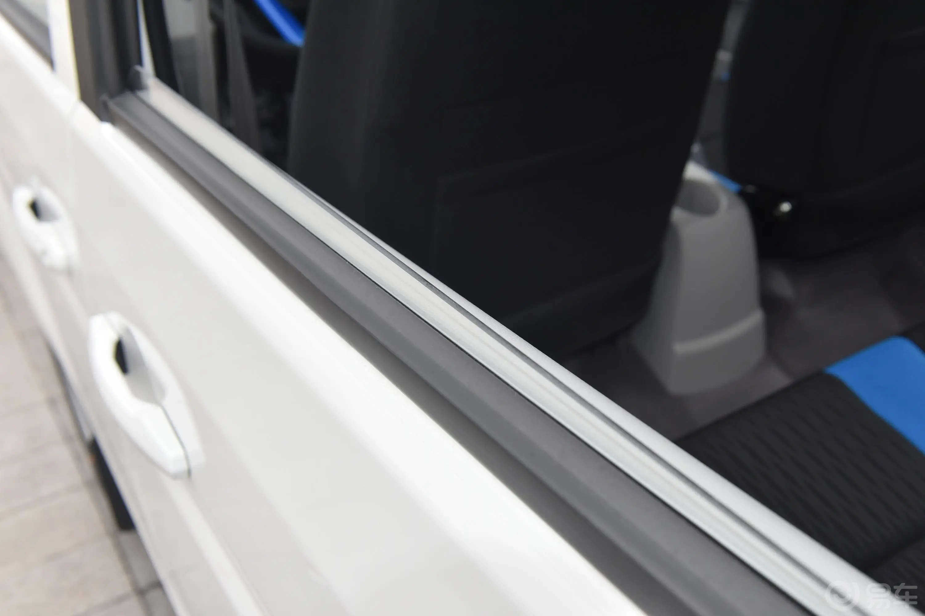 金杯新能源新海狮EV305km 舒适型后排玻璃材质特写