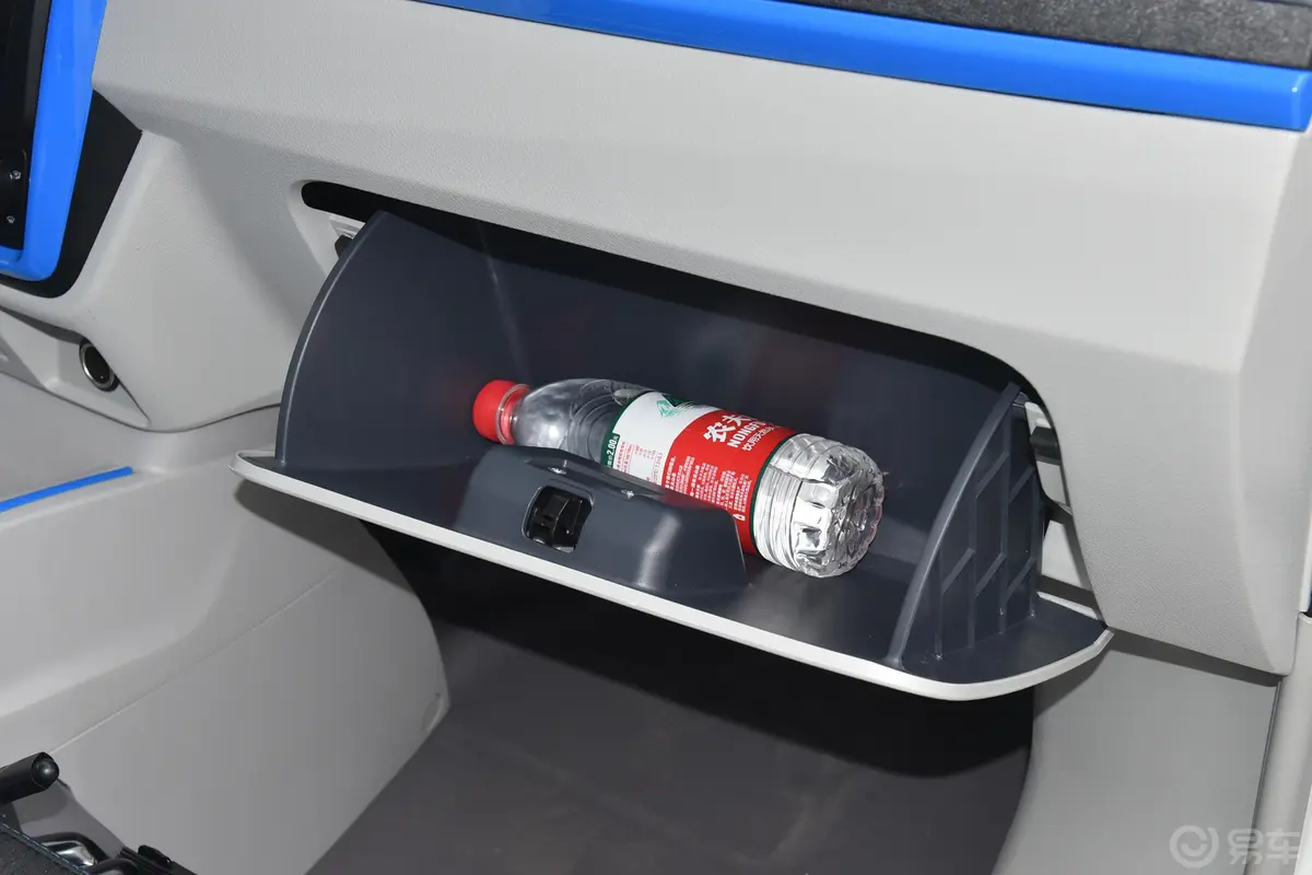 金杯新能源新海狮EV305km 舒适型手套箱空间水瓶横置