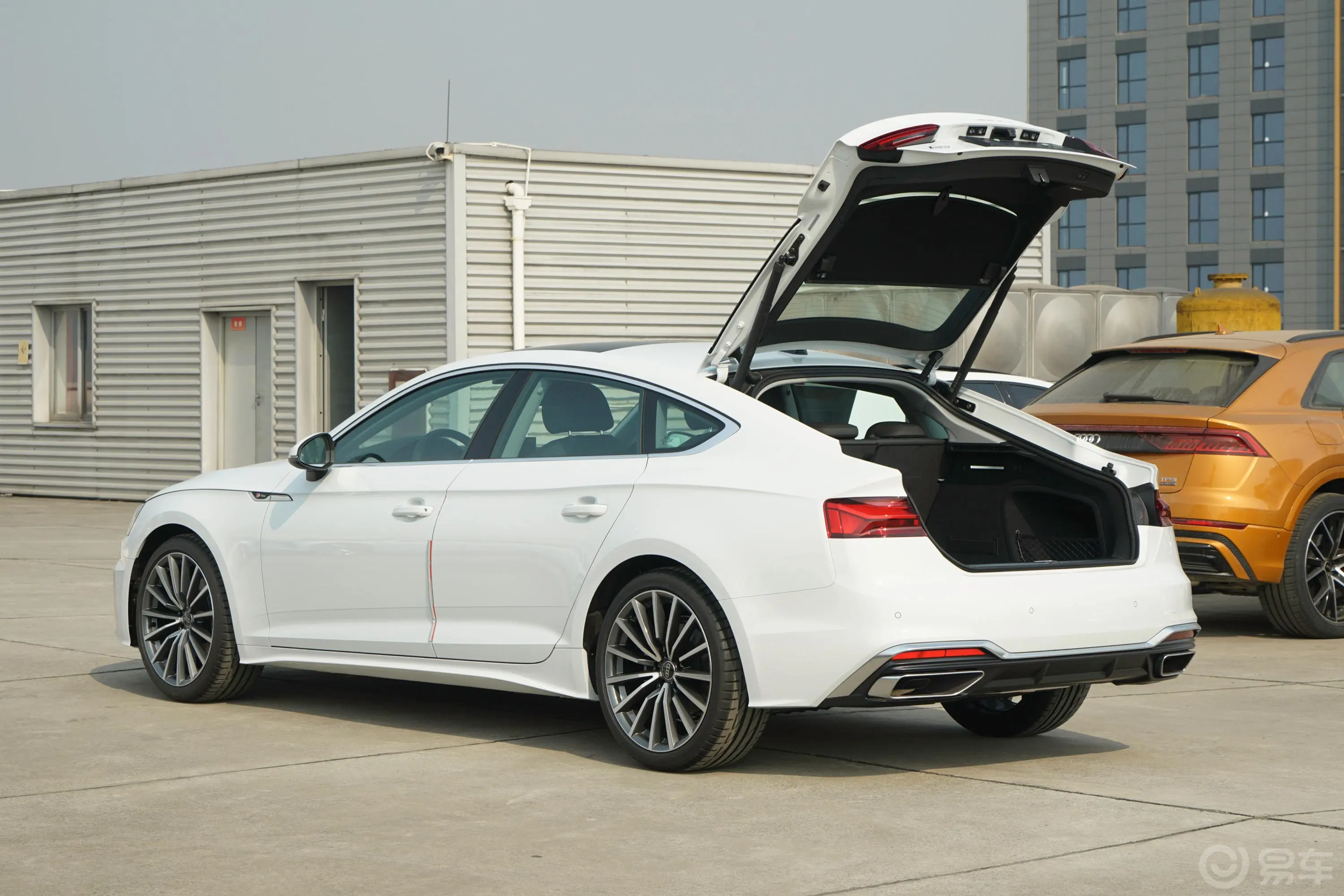 奥迪A5Sportback 40 TFSI quattro 豪华动感型后备厢开启45度侧拍