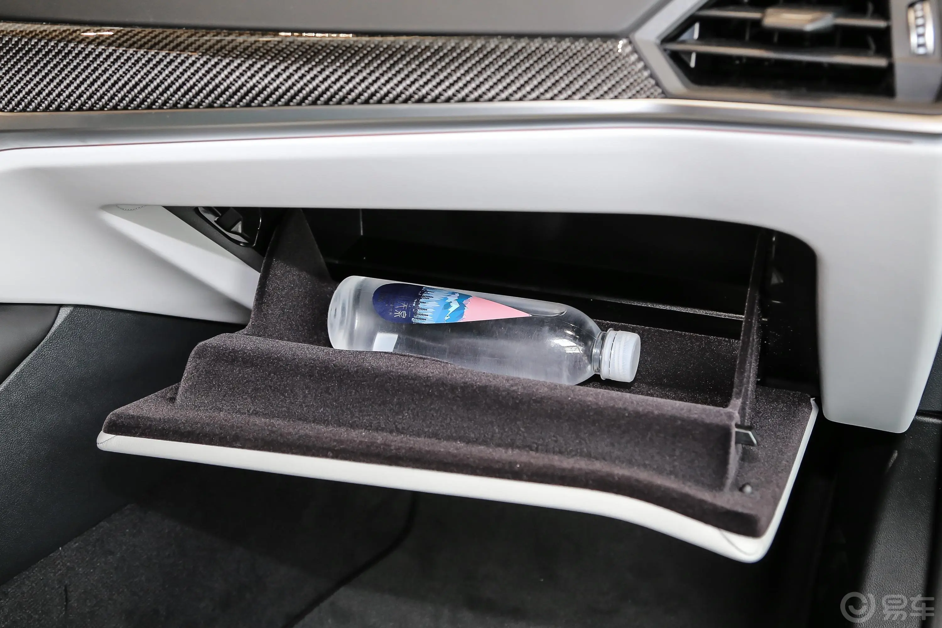 宝马M450周年版 M4 双门轿跑车 M xDrive 雷霆版手套箱空间水瓶横置