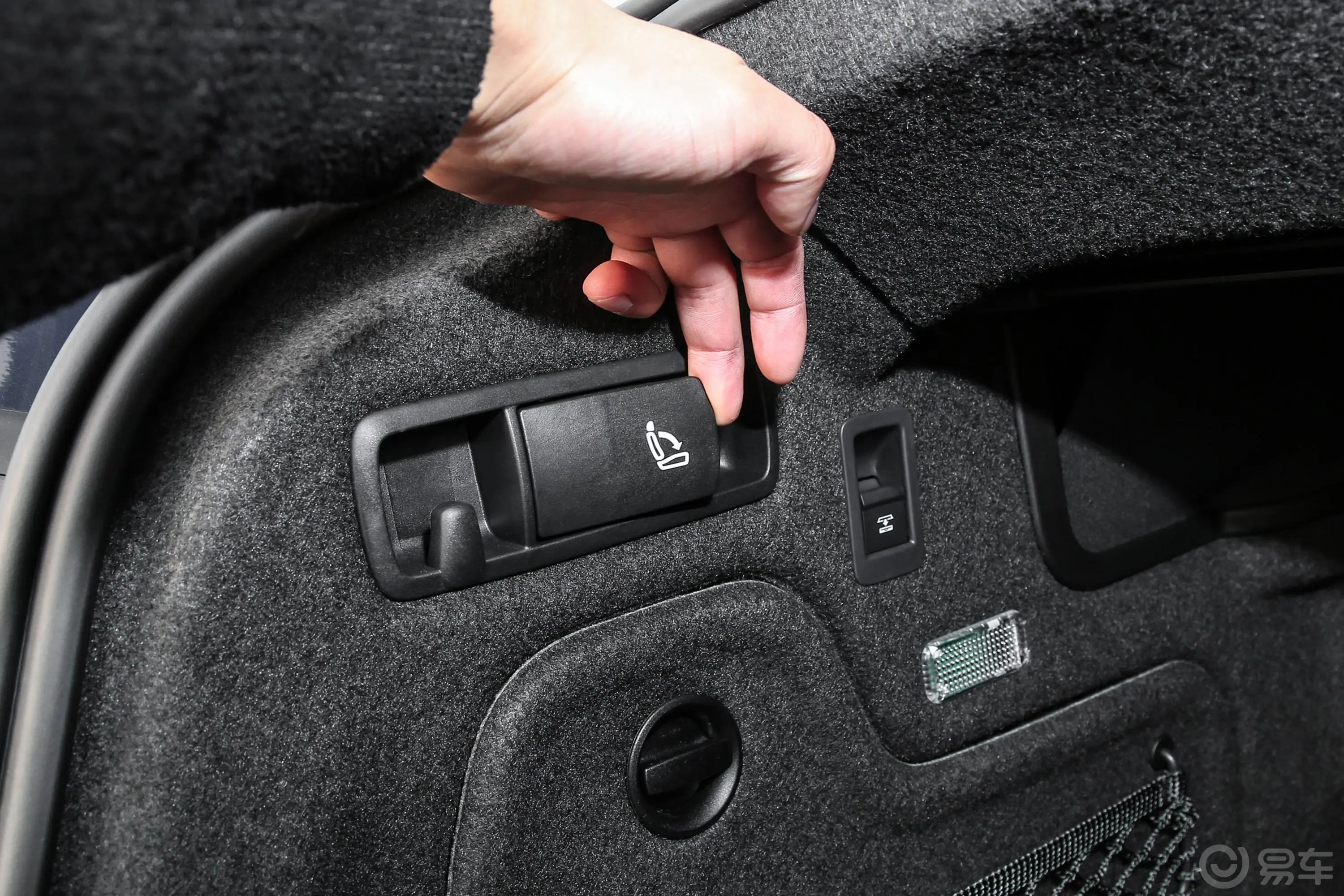 奥迪S53.0T Cabriolet后备箱内座椅放倒按钮