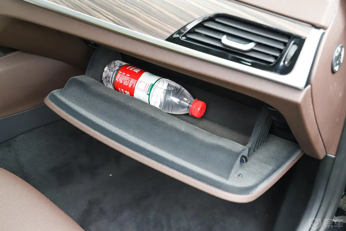 宝马5系530Li 尊享型 豪华套装手套箱空间水瓶横置