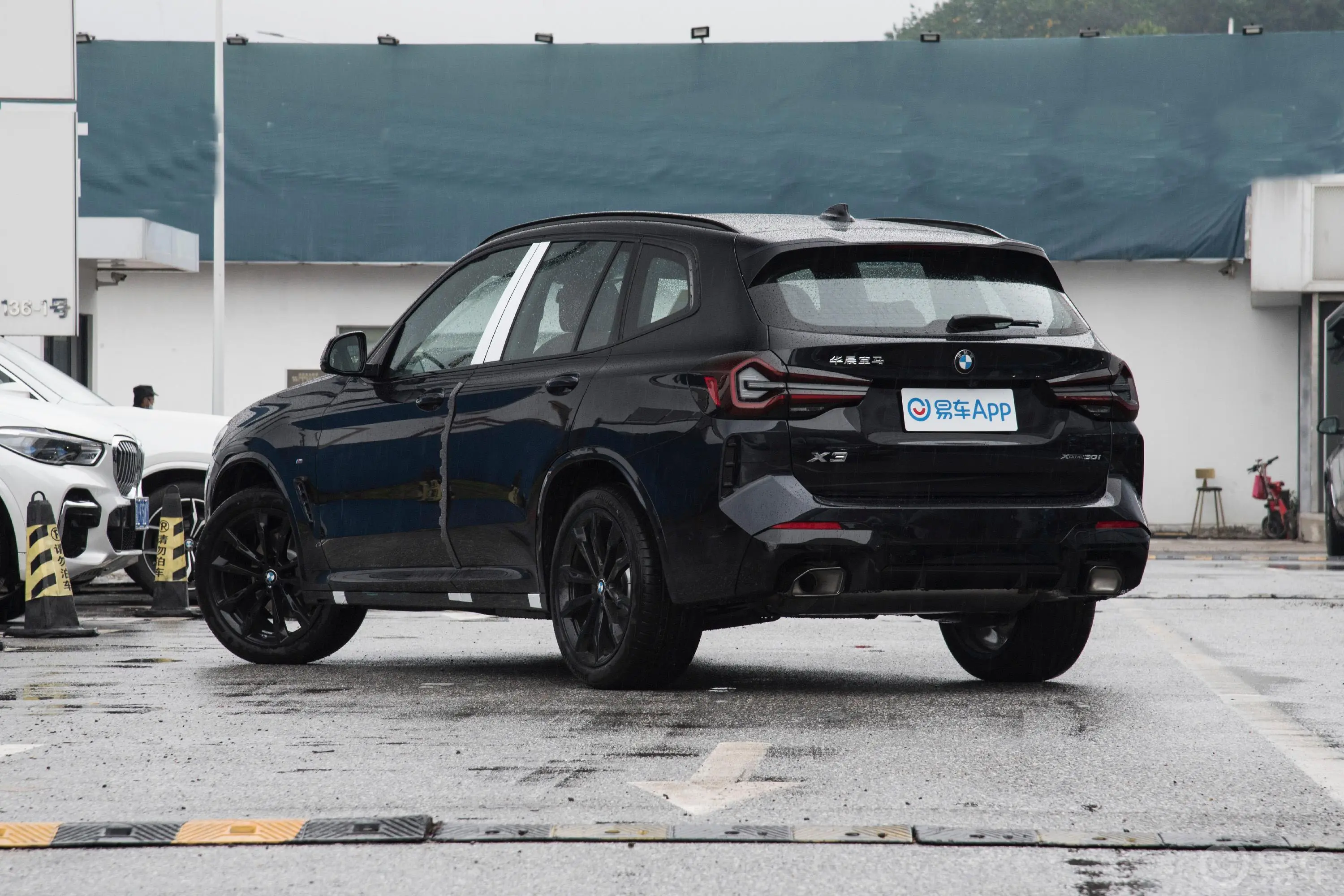 宝马X3xDrive30i 尊享型 M曜夜套装侧后45度车头向左水平