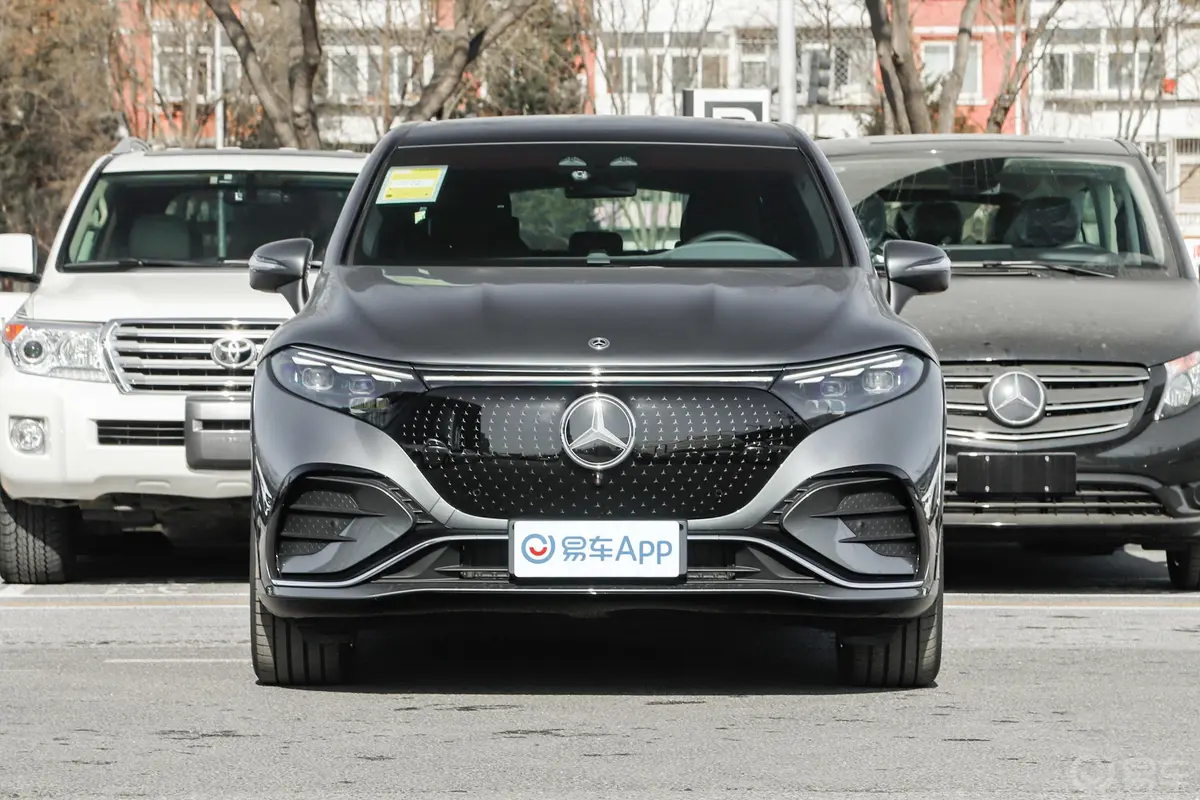 奔驰EQS SUV450 4MATIC 豪华版正前水平