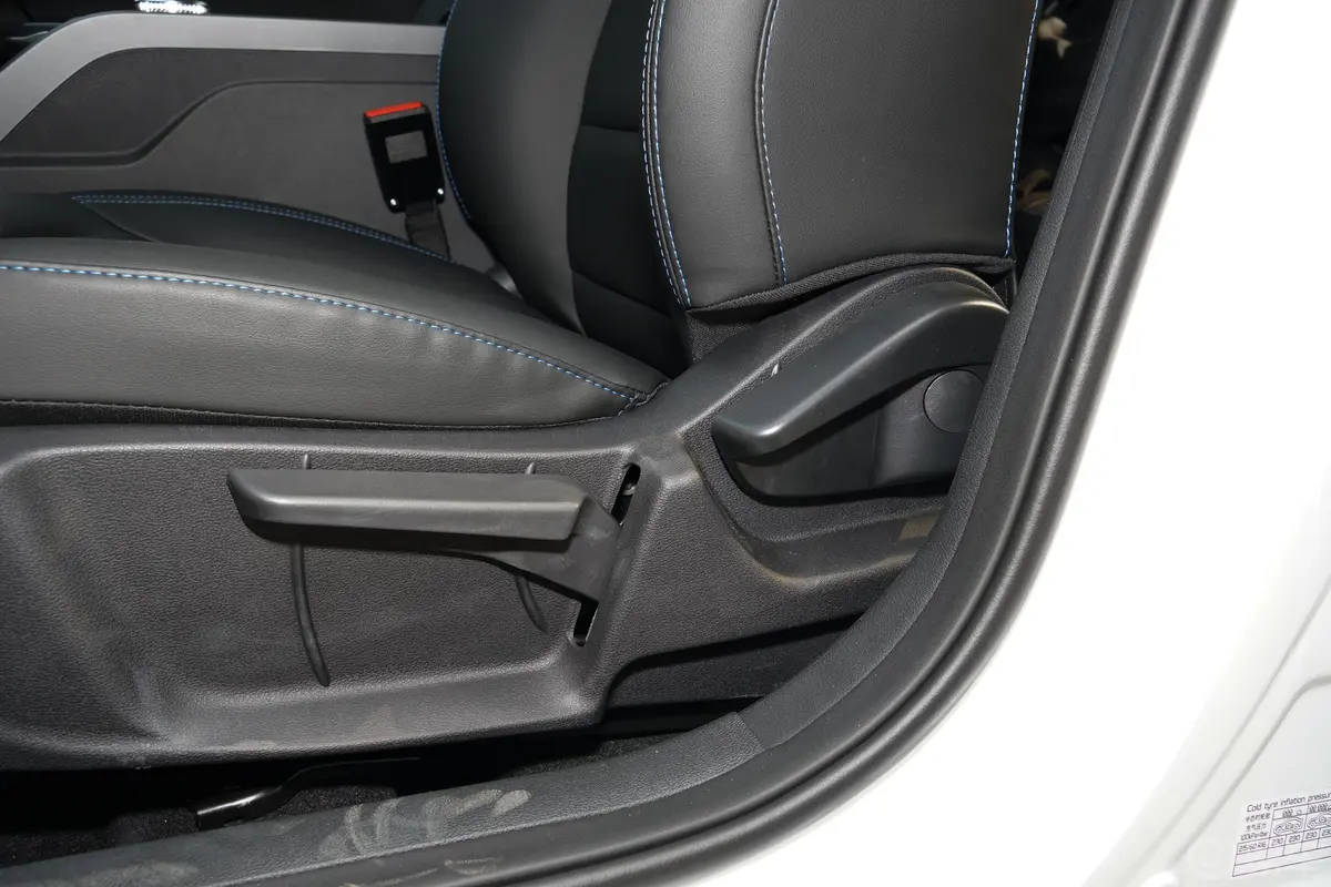 帝豪EVPro 430km 网约版主驾座椅调节