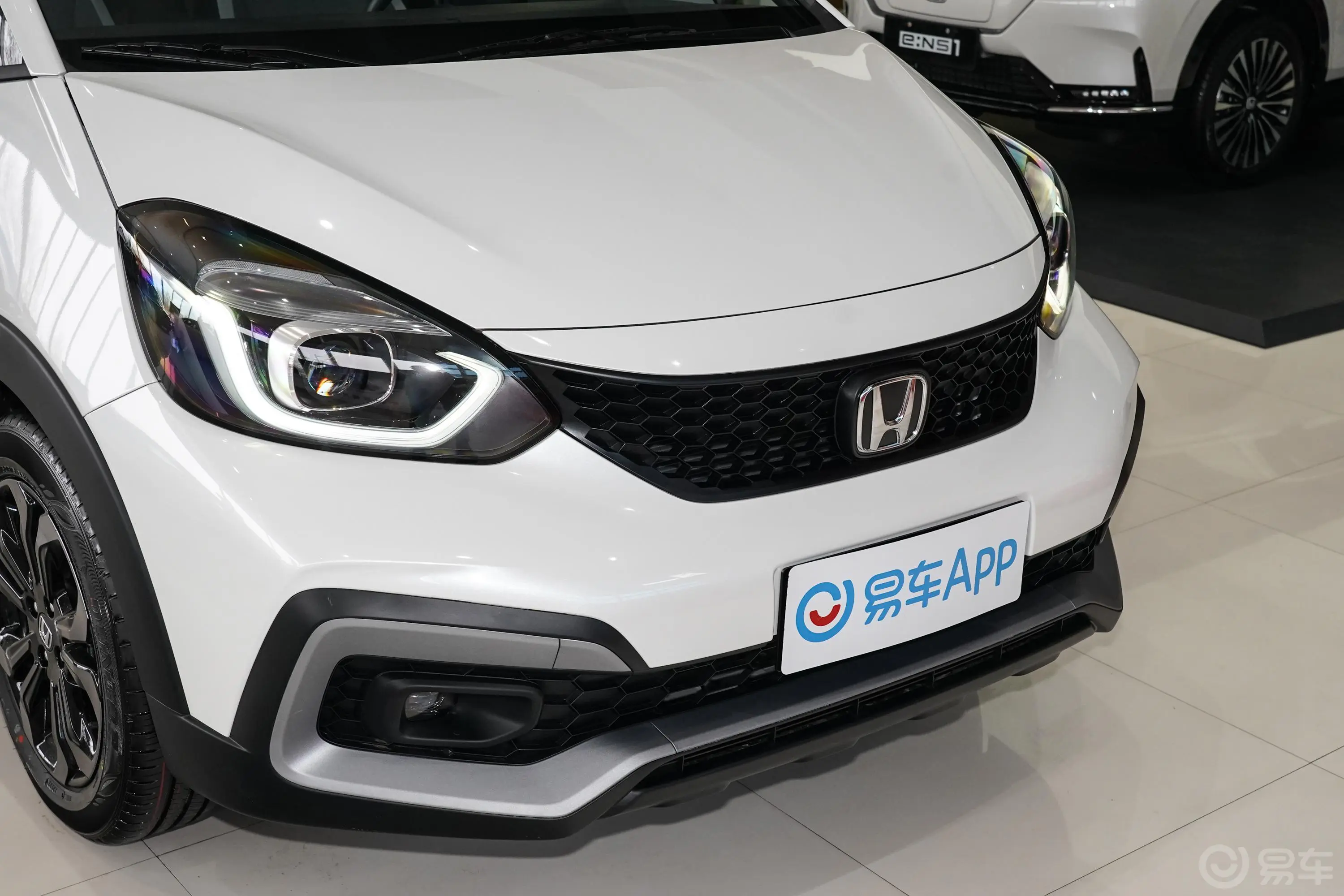 LIFE1.5L CVT CRO-S 乐趣版前格栅侧俯拍