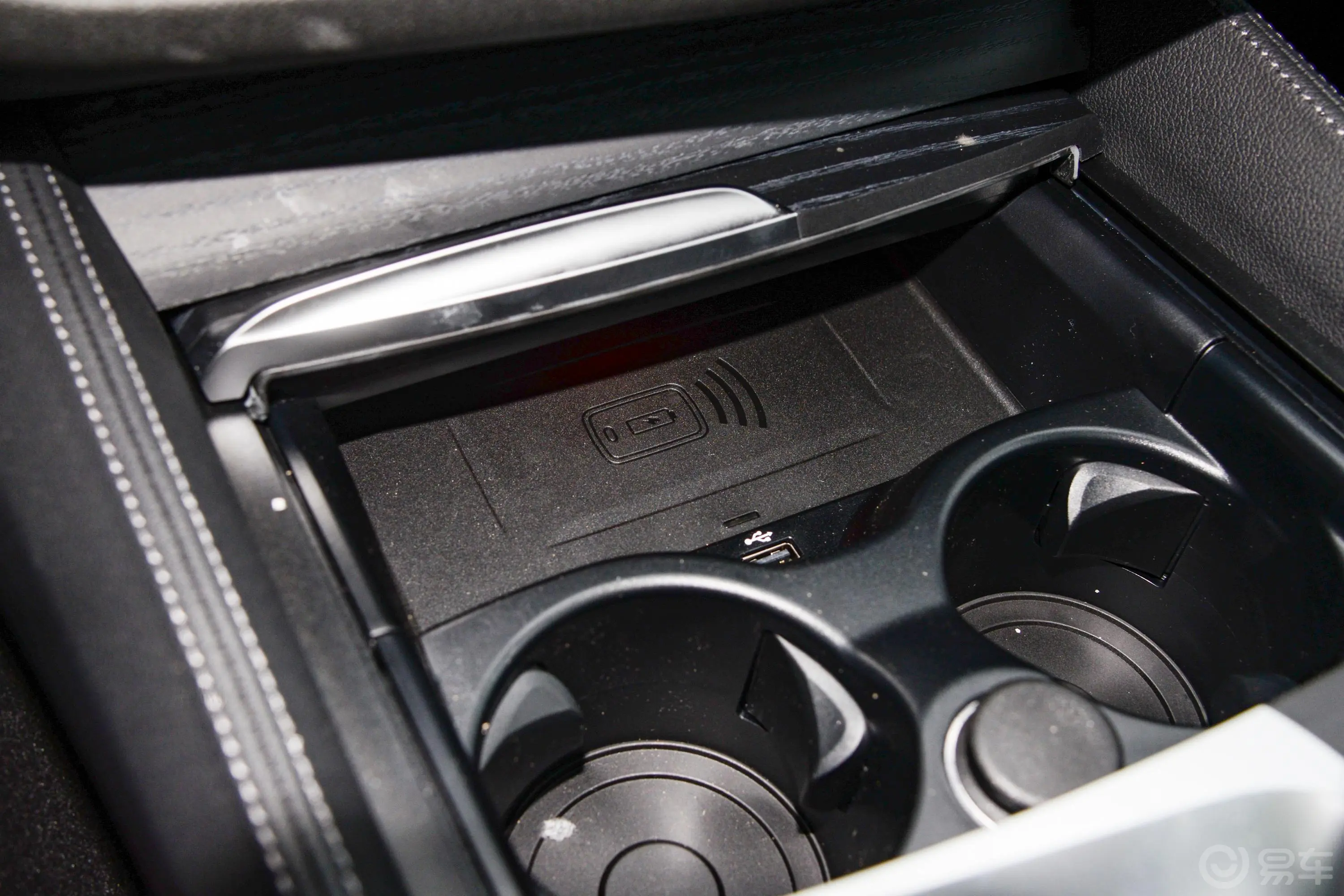 宝马5系530Li xDrive M运动套装无线充电区