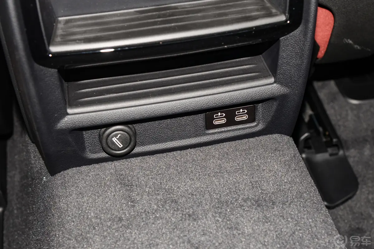 宝马5系530Li xDrive M运动套装后排充电口