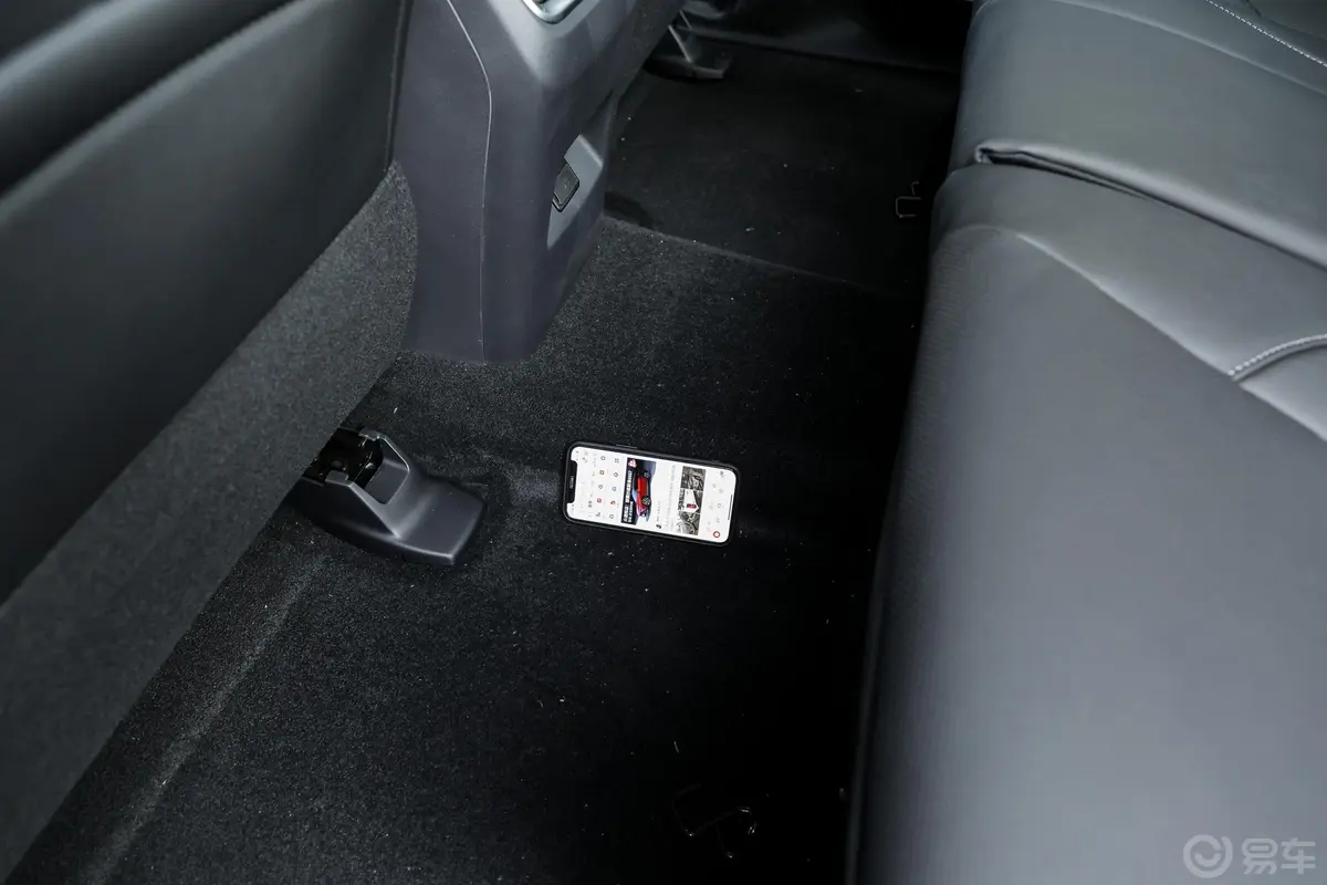 铃拓2.0T 自动 两驱 领尚版 汽油后排地板中间位置
