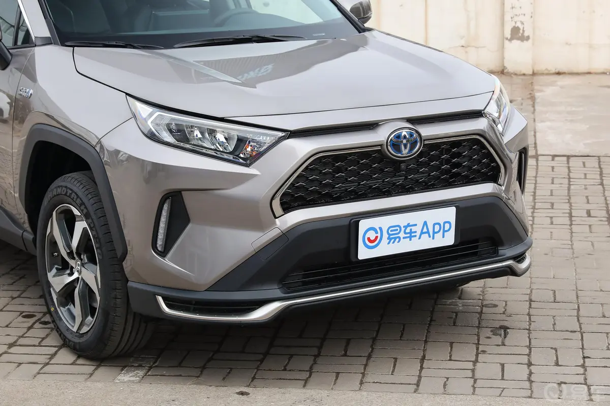 RAV4荣放 双擎E+2.5L 两驱精英Pro前格栅侧俯拍