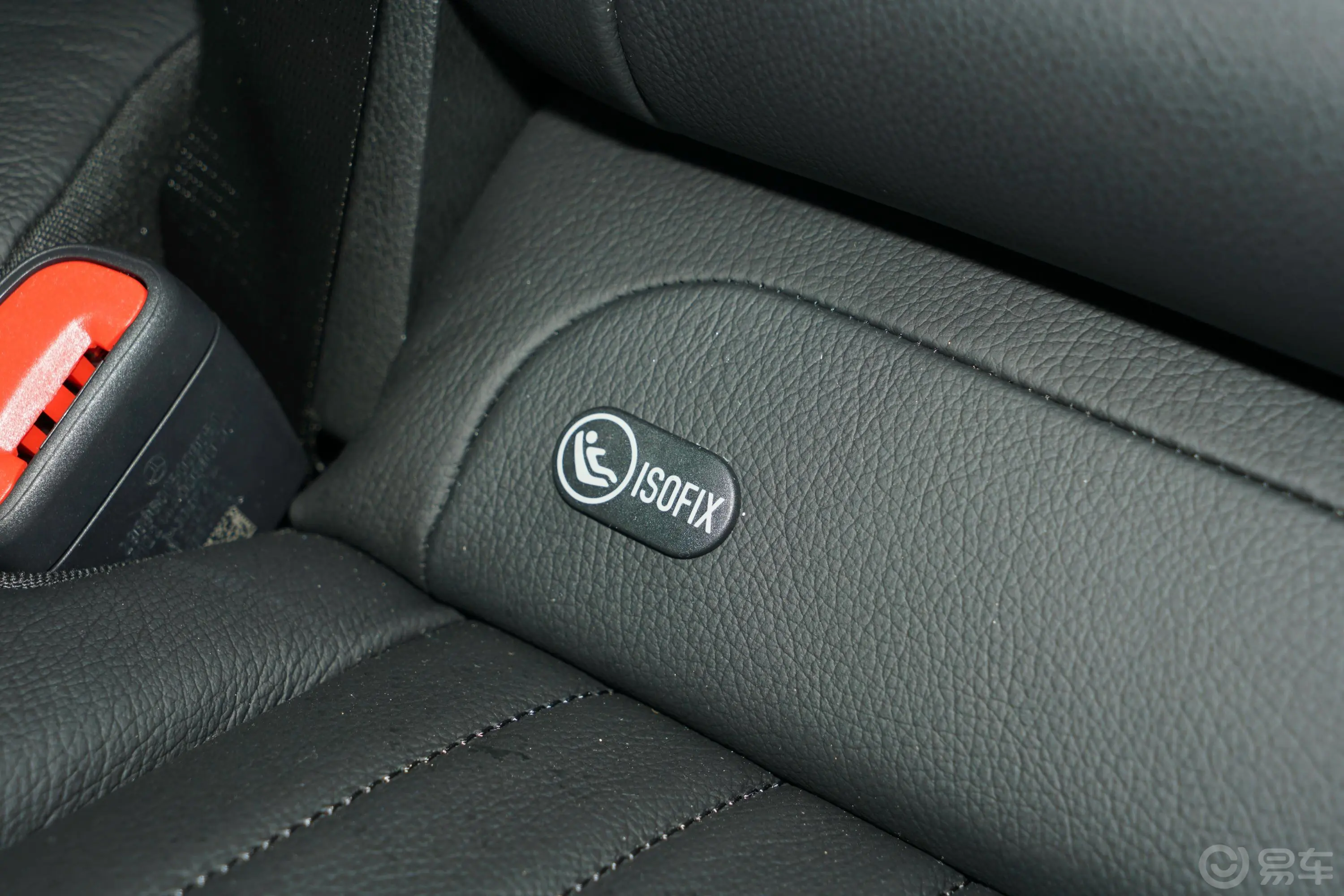 奔驰EQS SUV450 4MATIC 先锋版儿童座椅接口