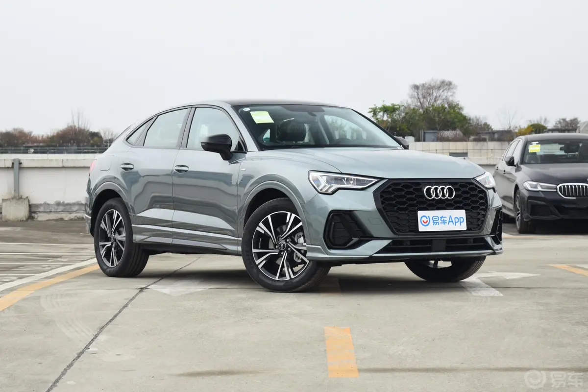 奥迪Q3 Sportback40 TFSI 时尚型侧前45度车头向右水平