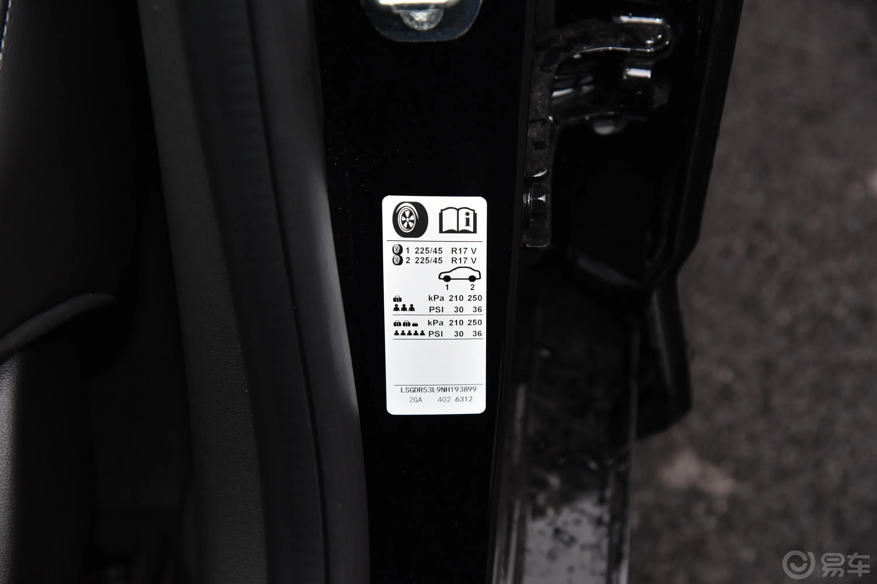 凯迪拉克CT428T 豪华版胎压信息铭牌