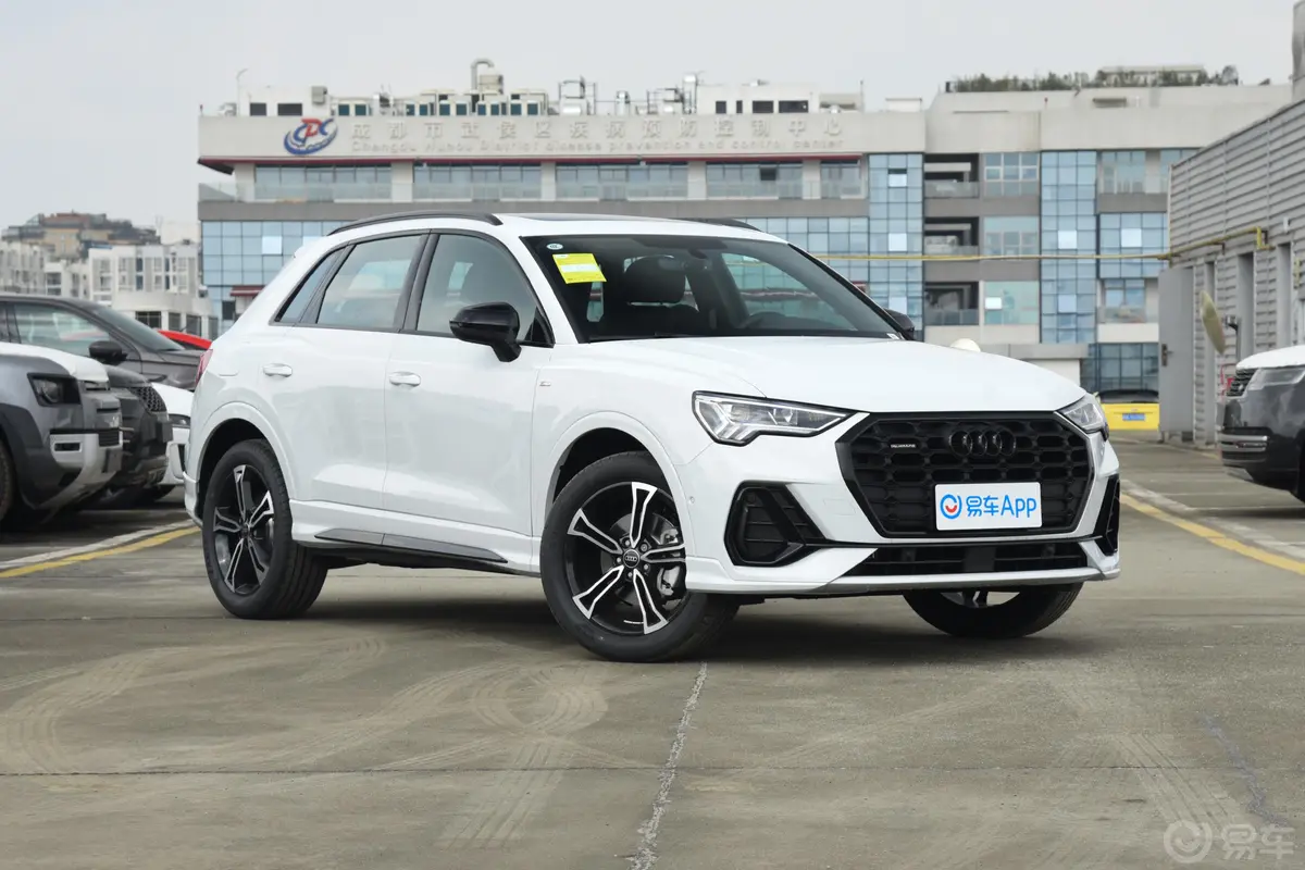 奥迪Q345 TFSI quattro 时尚动感型车辆信息铭牌