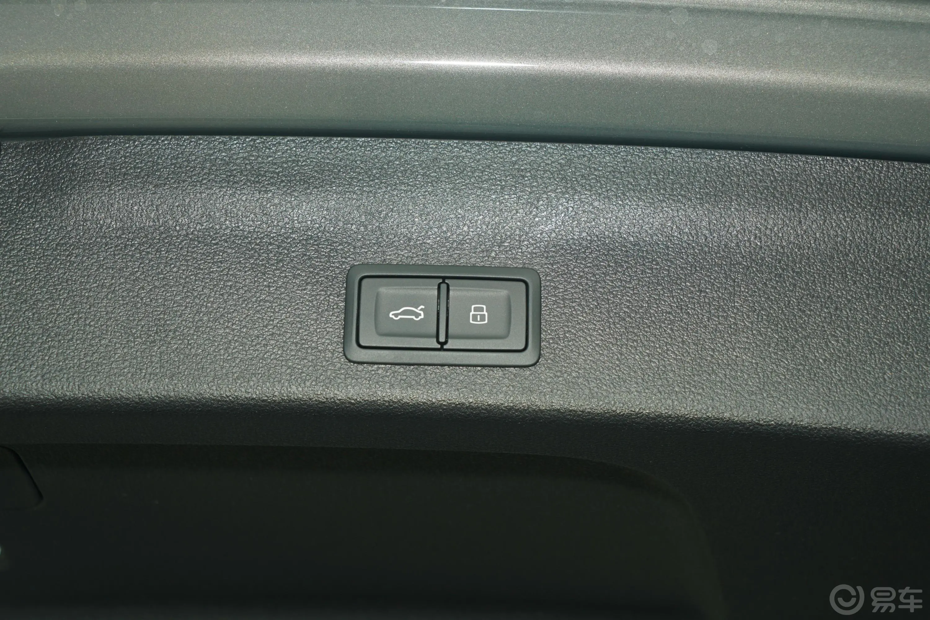 奥迪A6Allroad 55 TFSI quattro 尊享越野型电动尾门按键（手动扶手）