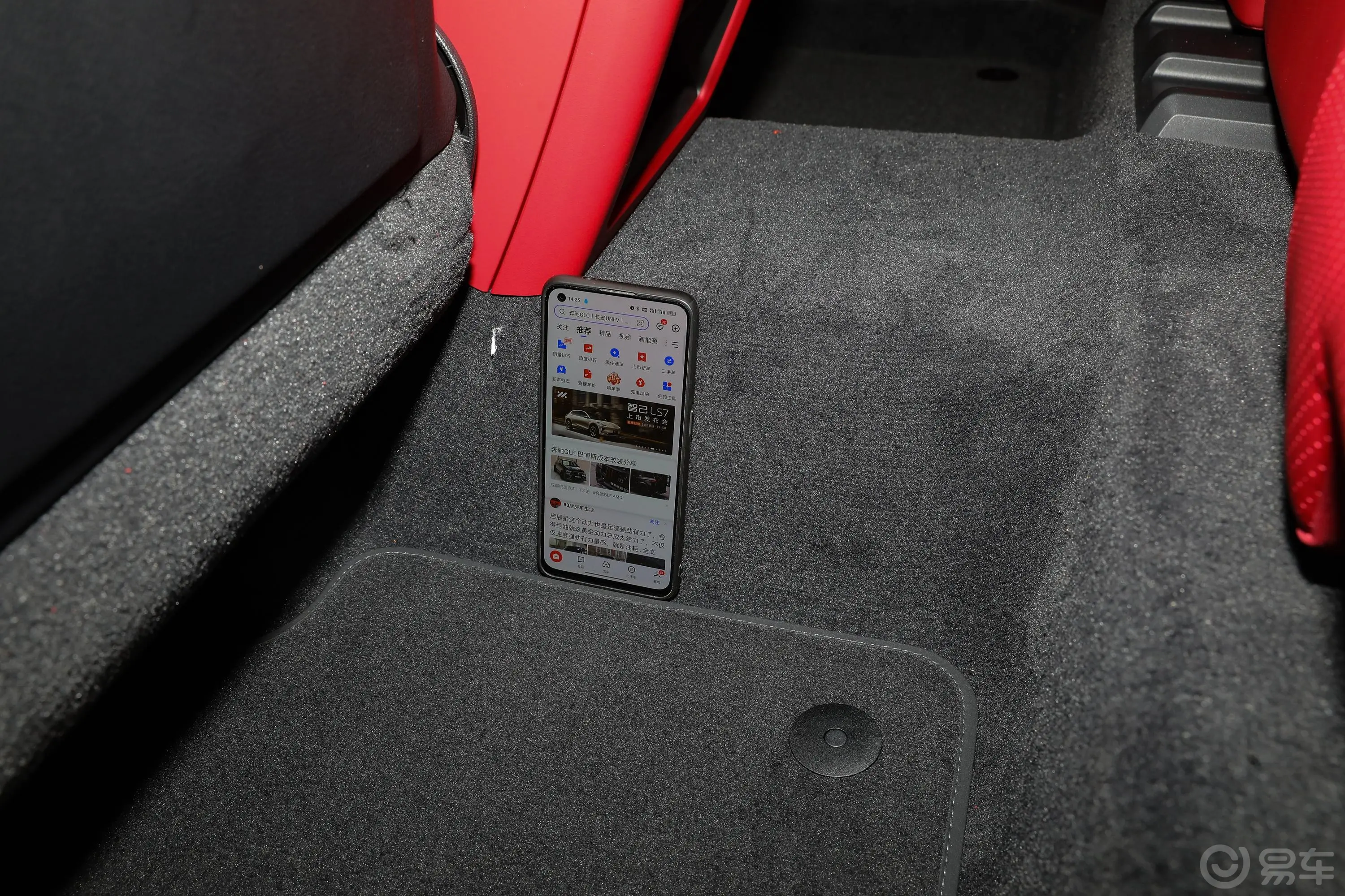 CayenneCayenne S 2.9T 铂金版后排地板中间位置
