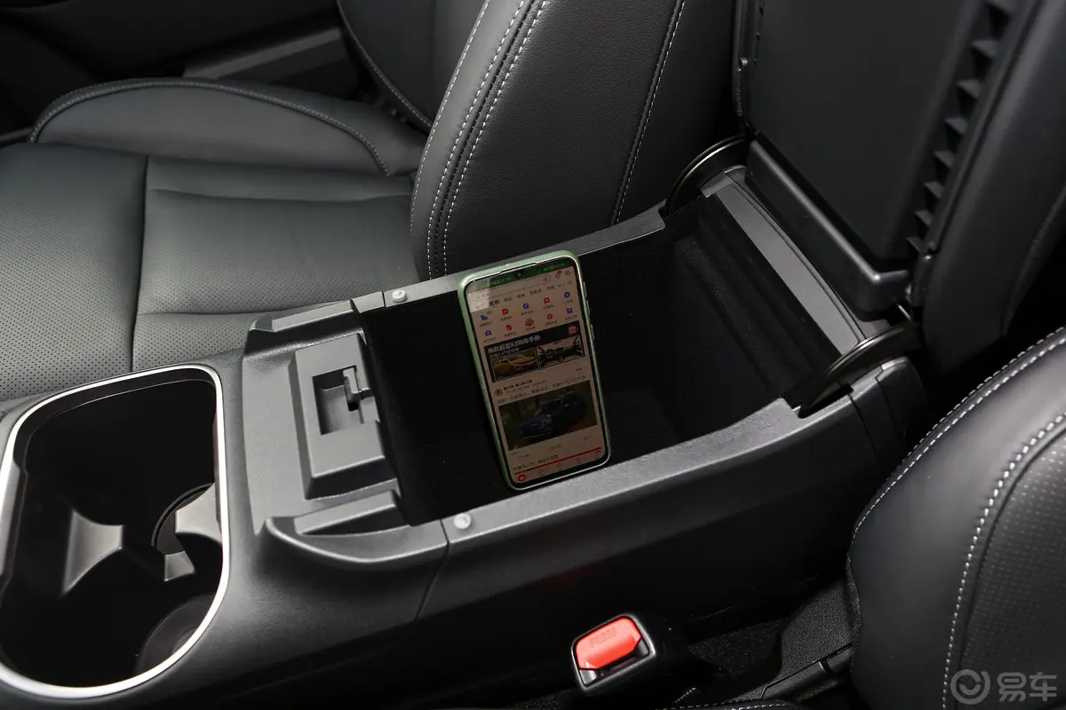 傲虎2.5i AWD运动版EyeSight前排扶手箱储物格