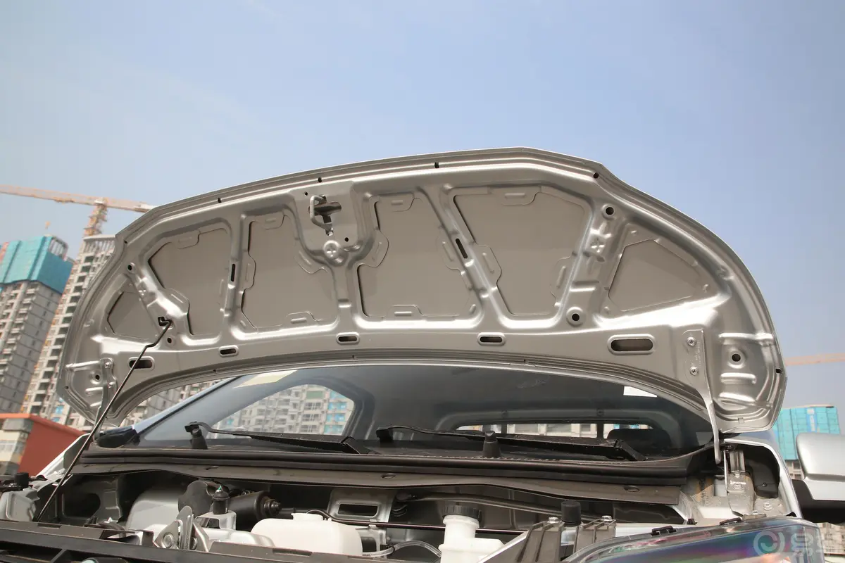 长安星卡1.5L 单排3.06米载货汽车舒适型发动机舱盖内侧
