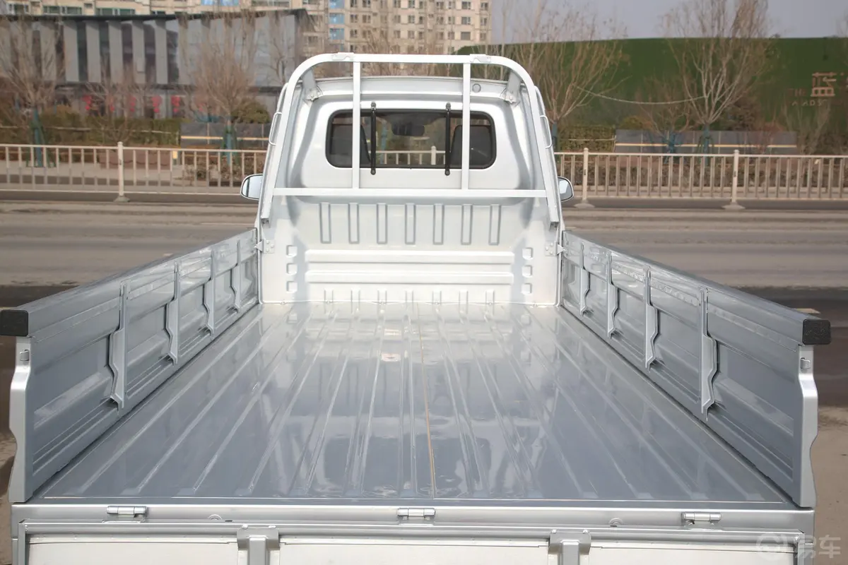 长安星卡1.5L 单排3.06米载货汽车舒适型后备厢空间特写