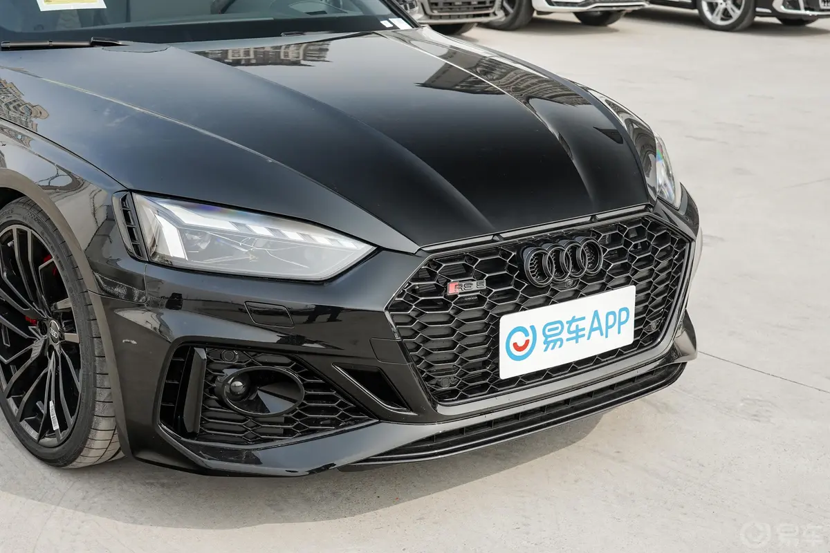 奥迪RS 52.9T Sportback 黑曜版前格栅侧俯拍